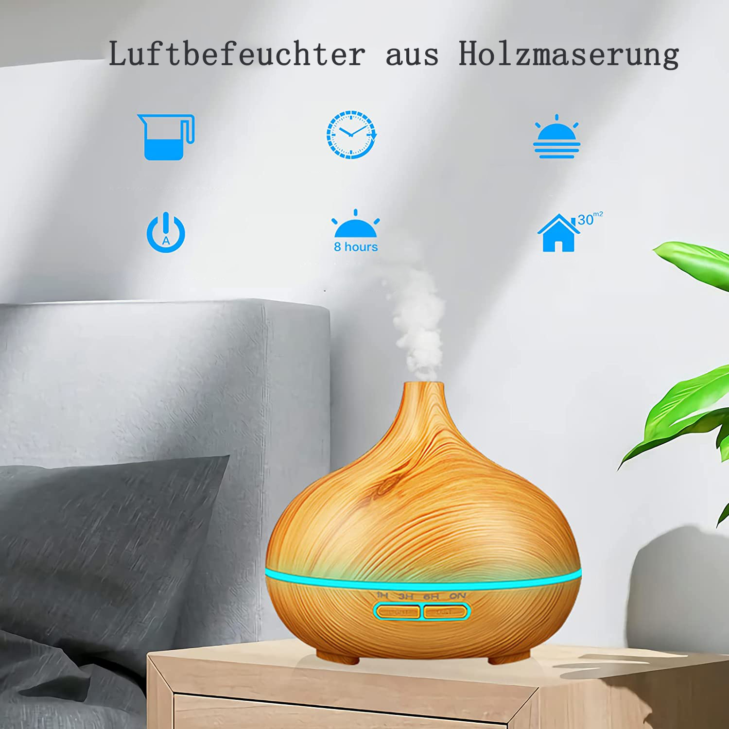 Ein Holzluftbefeuchter steht auf einem Nachttisch. Dampf steigt auf. Symbole und Text befinden sich über dem Befeuchter. Eine Pflanze rechts.