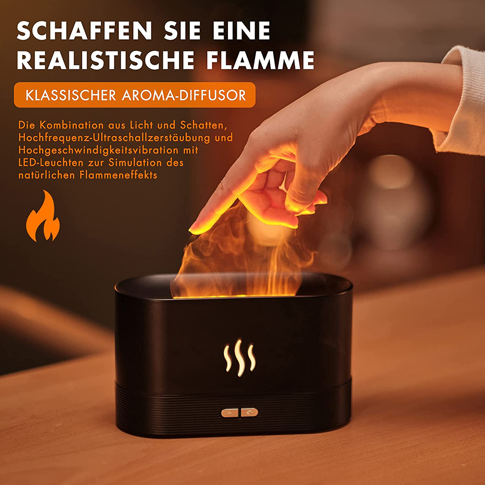 Eine Hand zeigt auf einen schwarzen Aroma-Diffusor, der simulierte Flammen ausstrahlt. Text: "Erzeuge eine realistische Flamme".