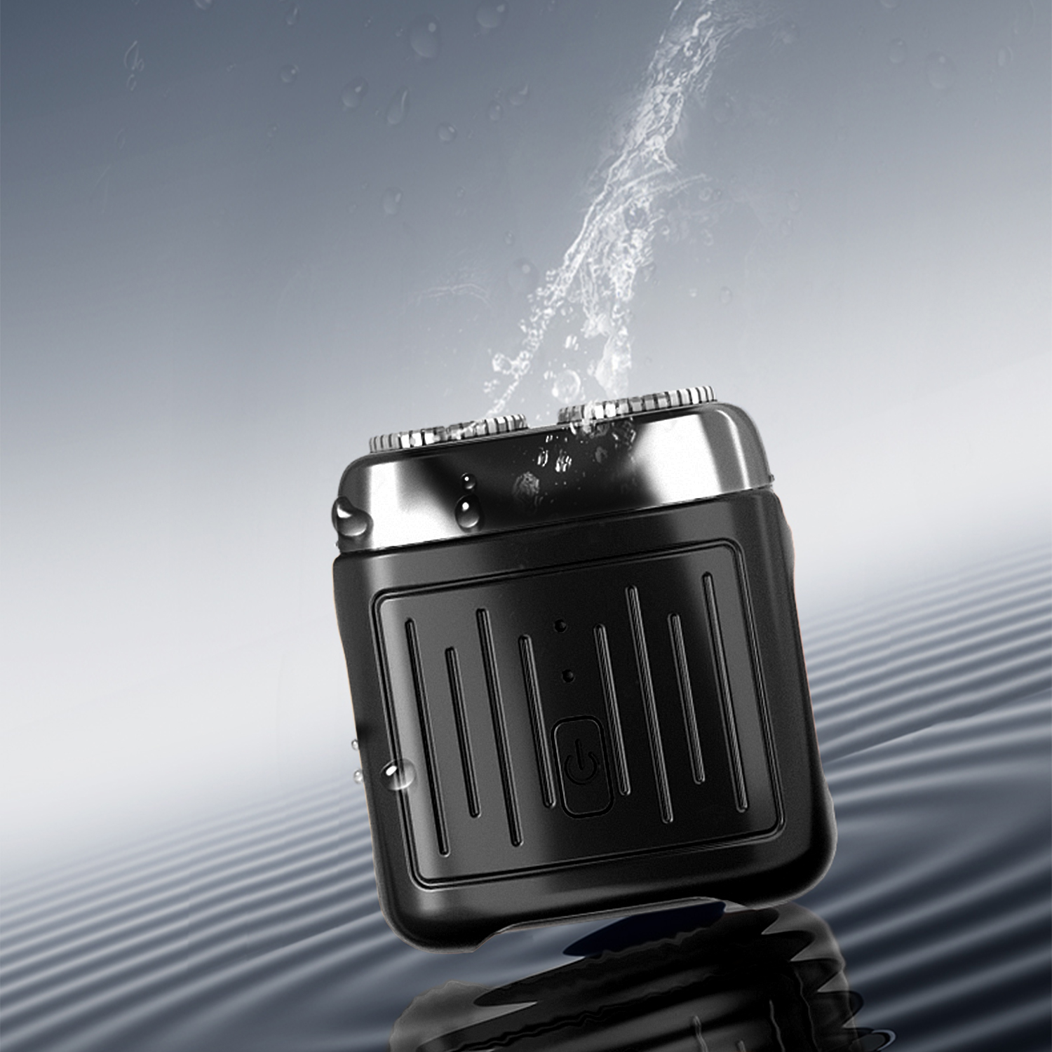 Una afeitadora eléctrica negra con agua salpicando sobre ella. El fondo es un degradado de grises y se ven ondas de agua.