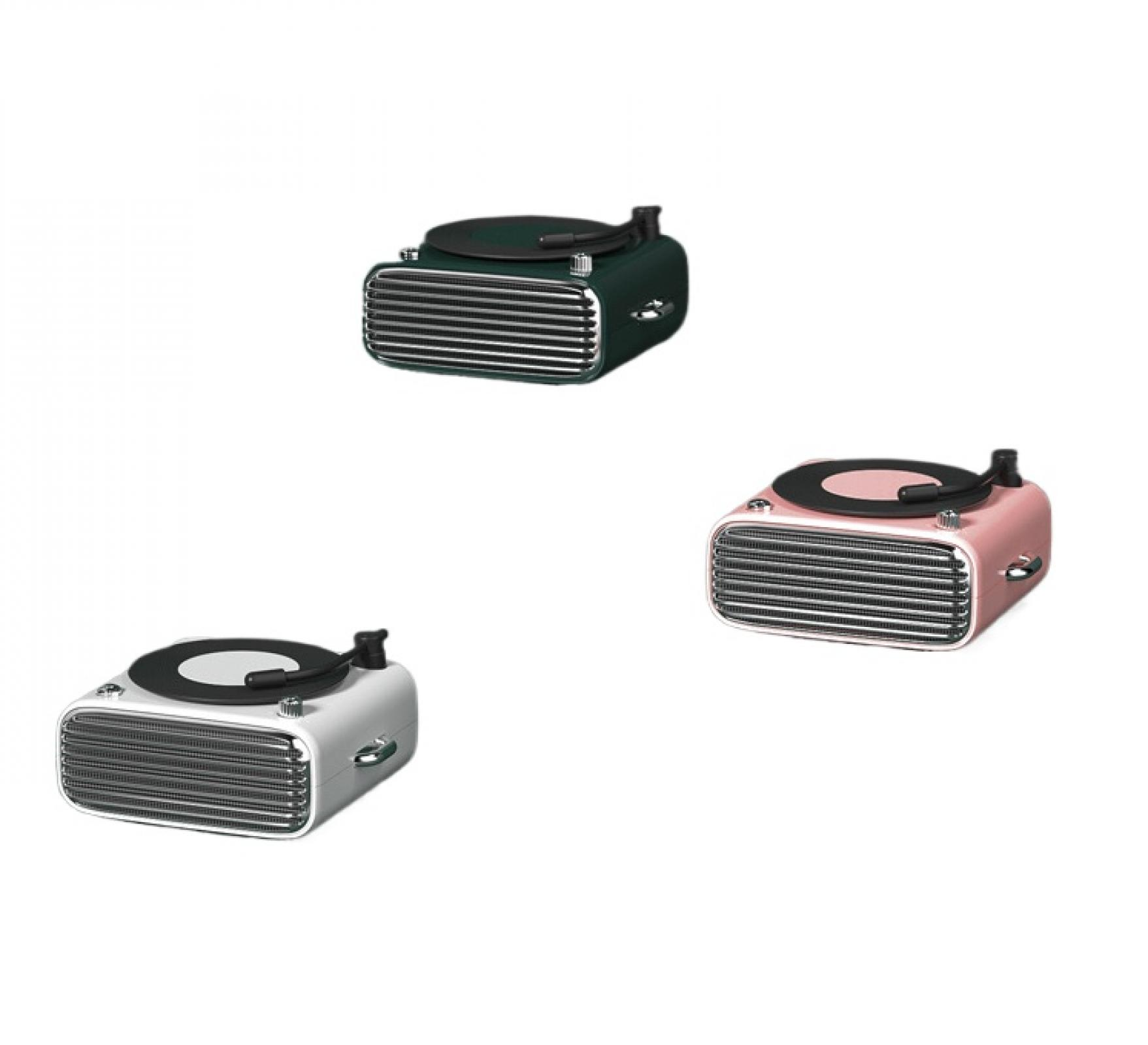 Drei Mini-Plattenspieler: grün, rosa und weiß. Jeder hat eine Lautsprecherfront und eine Platte oben. Alles auf weißem Hintergrund.