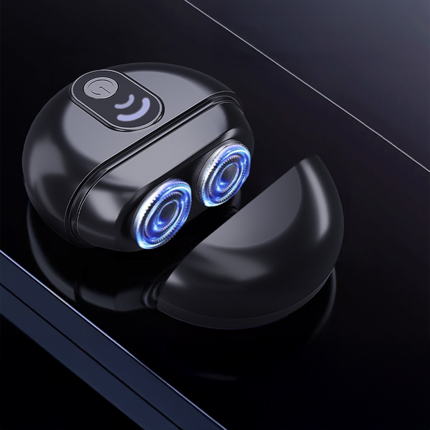 Custodia per auricolari nera e futuristica. Un lato aperto, rivelando cerchi blu luminosi. Pulsante di accensione visibile. Riflessa su una superficie lucida.