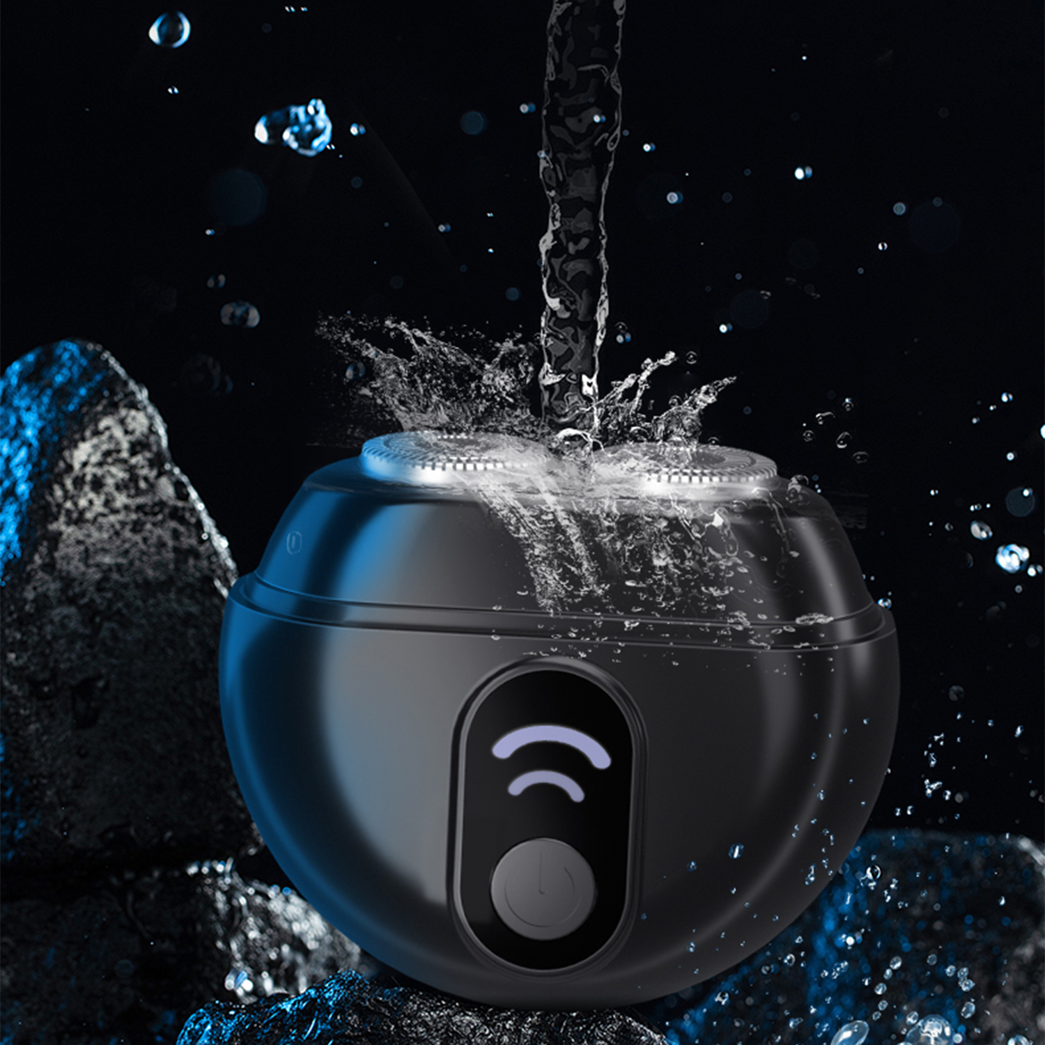 Un rasoio elettrico nero viene lavato con acqua. L'acqua schizza intorno al rasoio. Sfondo scuro.