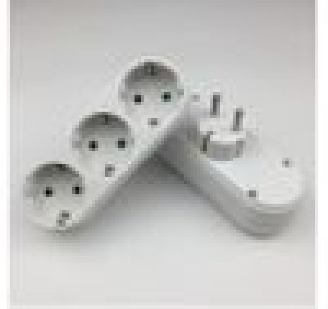Zwei weiße Steckdosenadapter auf weißem Untergrund. Einer hat einen Stecker. Jeder hat drei Steckdosen. Der Hintergrund ist weiß.