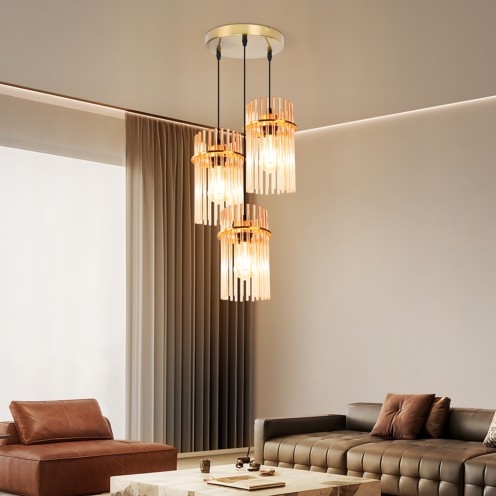Un salón moderno con una lámpara de araña y sofás de cuero. La lámpara tiene tres luces. Predominan los colores marrón y beige.