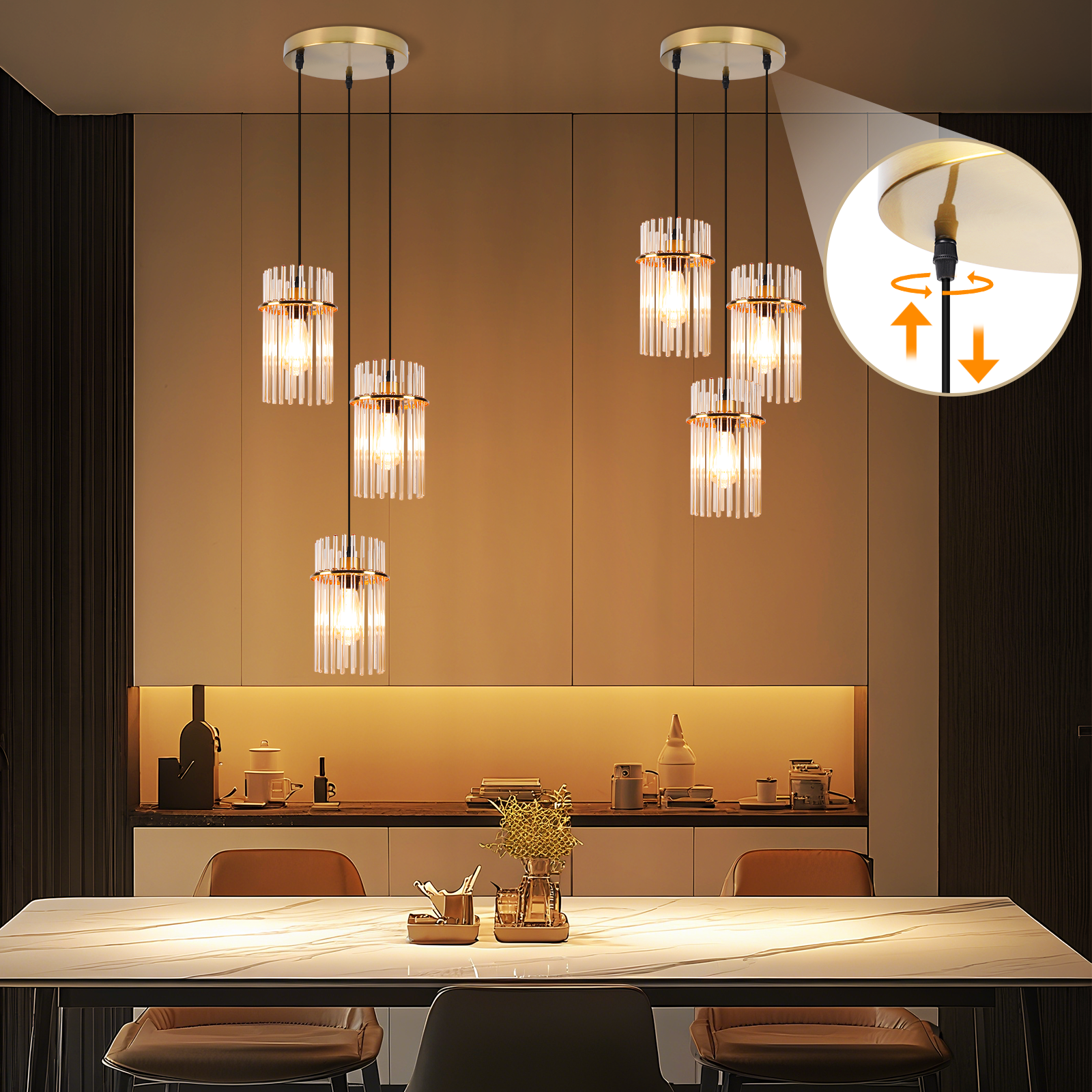 Comedor con varias lámparas colgantes de cristal. Una mesa y sillas en primer plano.