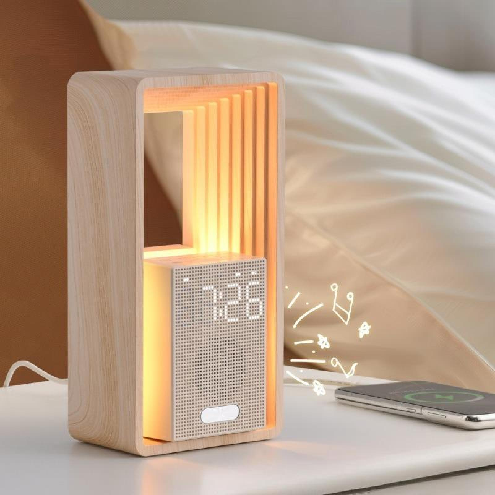Nachttischlampe aus Holz mit Uhr, die 7:26 anzeigt, neben einem Telefon. Licht scheint durch Schlitze. Noten gezeichnet.