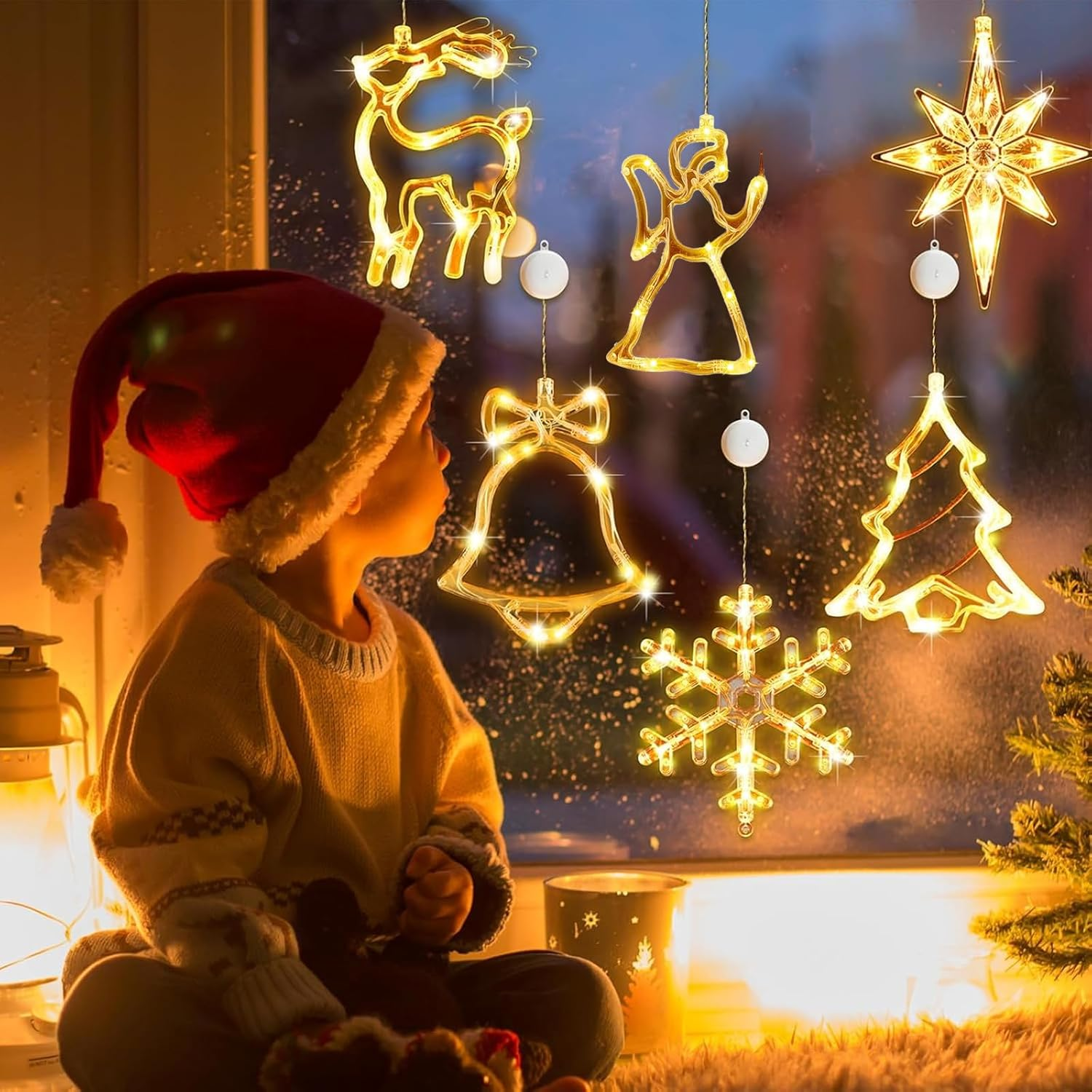 Ein Kind mit Weihnachtsmütze betrachtet Weihnachtsbeleuchtung in Form von Rentier, Engel, Stern, Glocke, Baum und Schneeflocke.