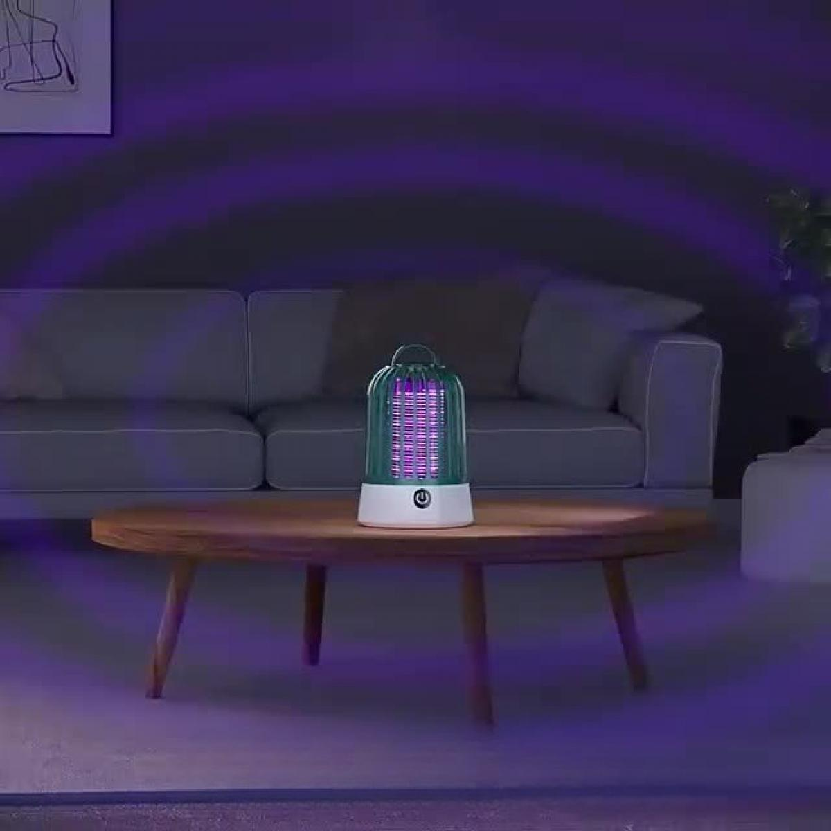 Eine leuchtende Insektenvernichterlampe auf einem Holztisch. Im Hintergrund ist ein Sofa. Lila Licht geht aus.