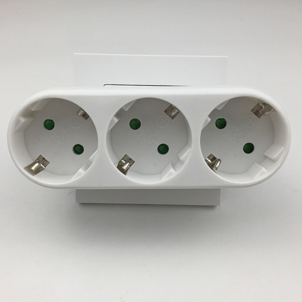 Ein weißer dreifacher Steckdosenadapter. Er hat drei runde Steckdosen mit grünen Punkten und Metallstiften. Der Hintergrund ist weiß.
