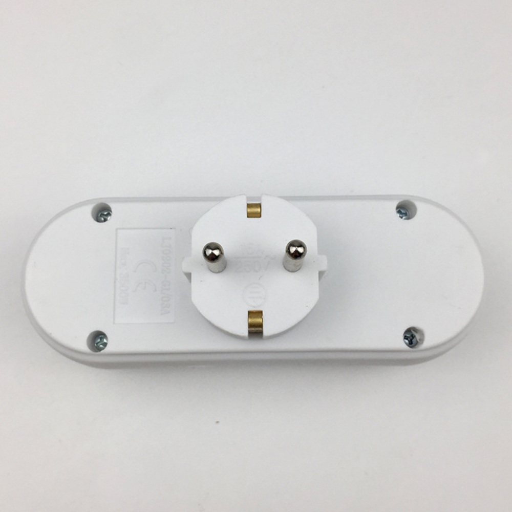Ein weißes Verlängerungskabel mit einem Eurostecker. Es hat zwei Stifte und einen Erdungsstift, sowie ein Etikett und Schrauben.
