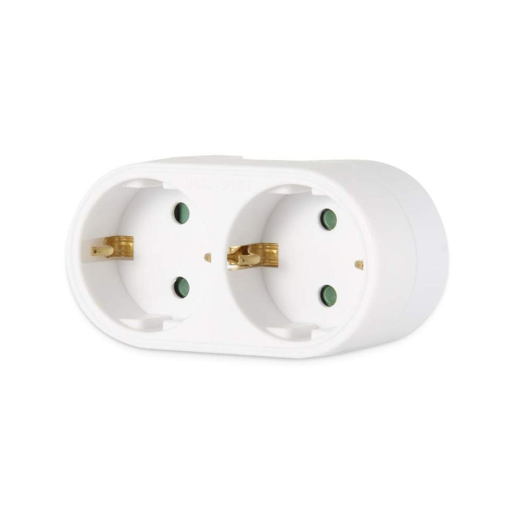 Ein weißer Doppelsteckdosenadapter. Er hat zwei Buchsen mit goldfarbenen Kontakten und grünen Erdungsstiften.