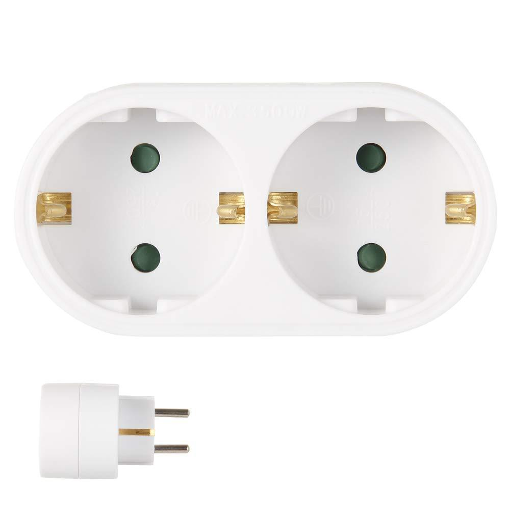 Eine weiße Doppelsteckdose mit zwei kreisförmigen Steckdosen und einem passenden Stecker darunter. Die Steckdosen haben Messingkontakte.