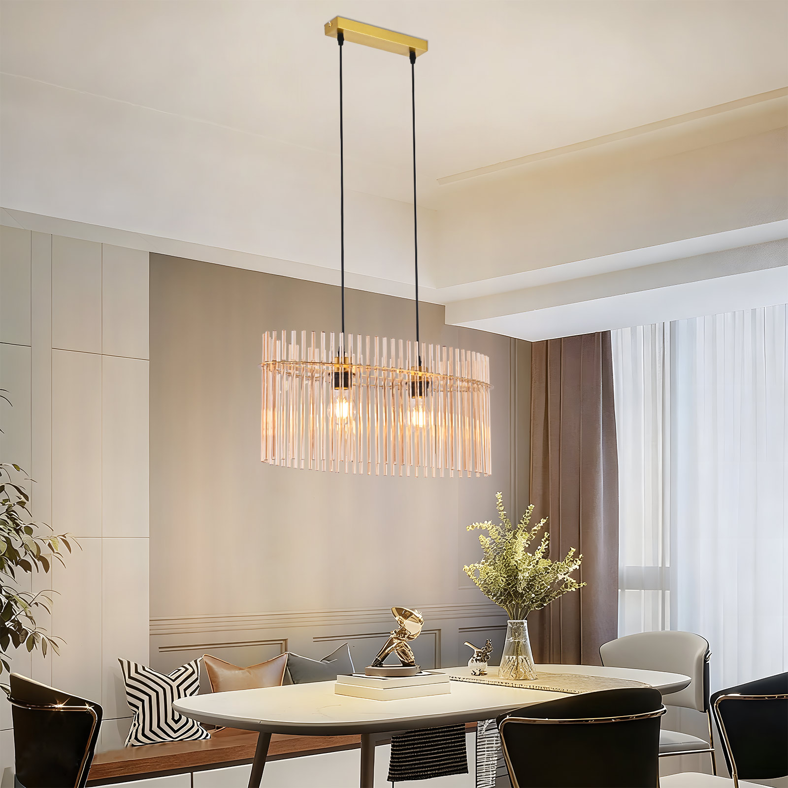 Comedor con lámpara de cristal rectangular. Mesa con sillas. Hay cortinas y plantas en la habitación.