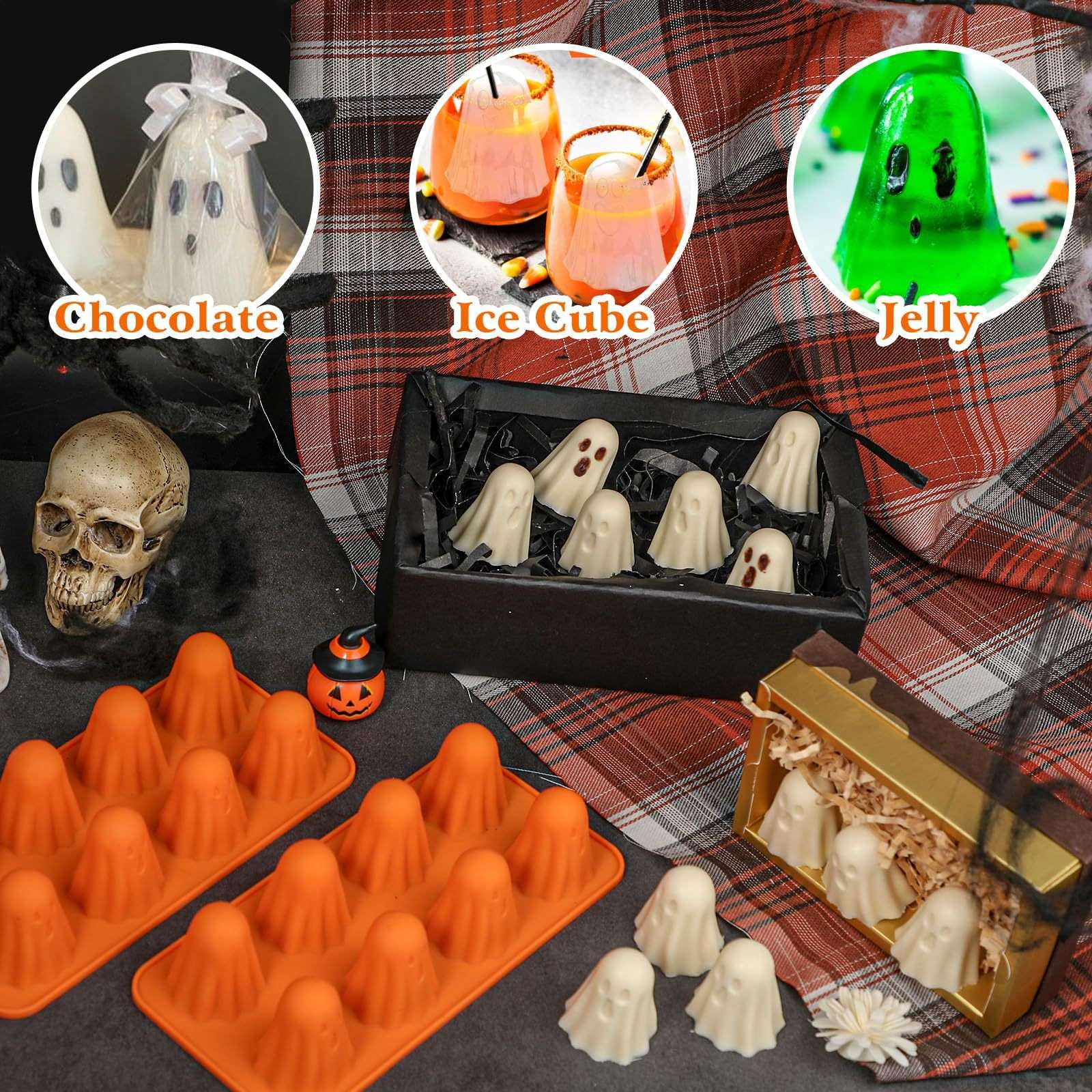 Halloween-Bild mit Schokoladengespenstern, Cocktails und Gelee. Eine orangefarbene Form und ein Schädel sind ebenfalls sichtbar.