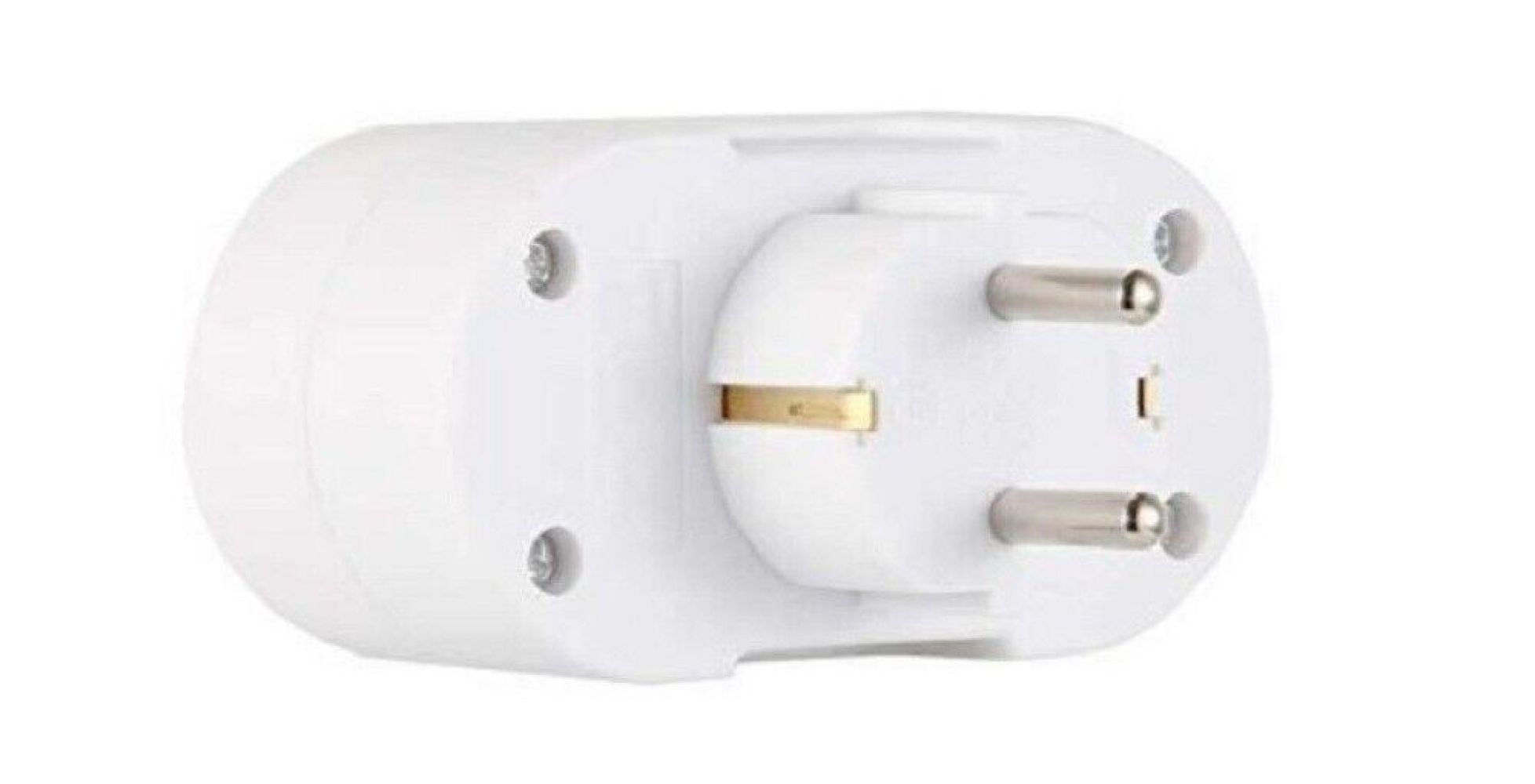 Ein weißer Steckeradapter mit drei Stiften und einem goldenen Mittelteil. Das Gerät ist weiß und hat ein abgerundetes Design.