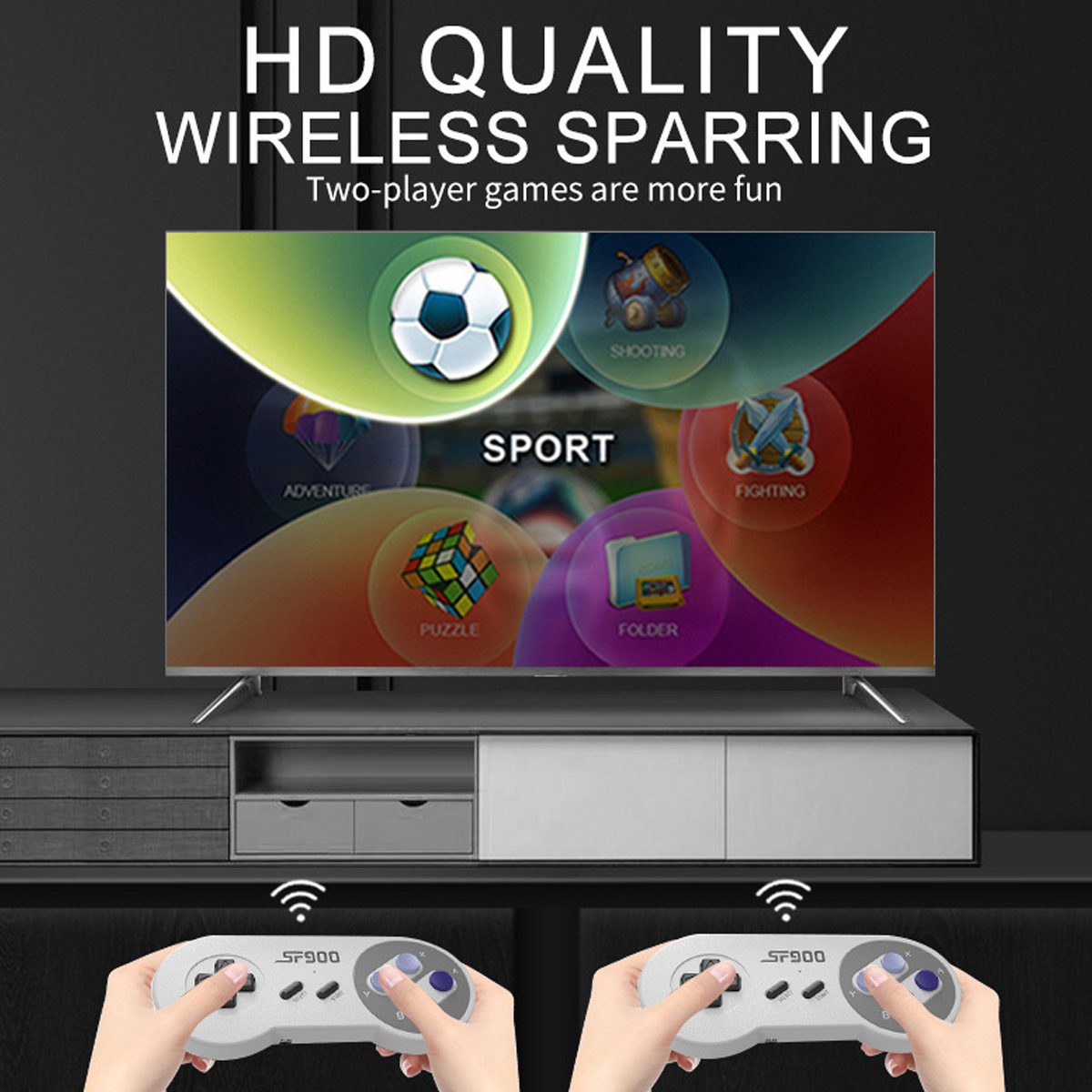 Ein Fernseher zeigt ein Spielmenü mit Symbolen. Zwei Hände halten Controller darunter. Text lautet: 'HD QUALITY WIRELESS SPARRING'.