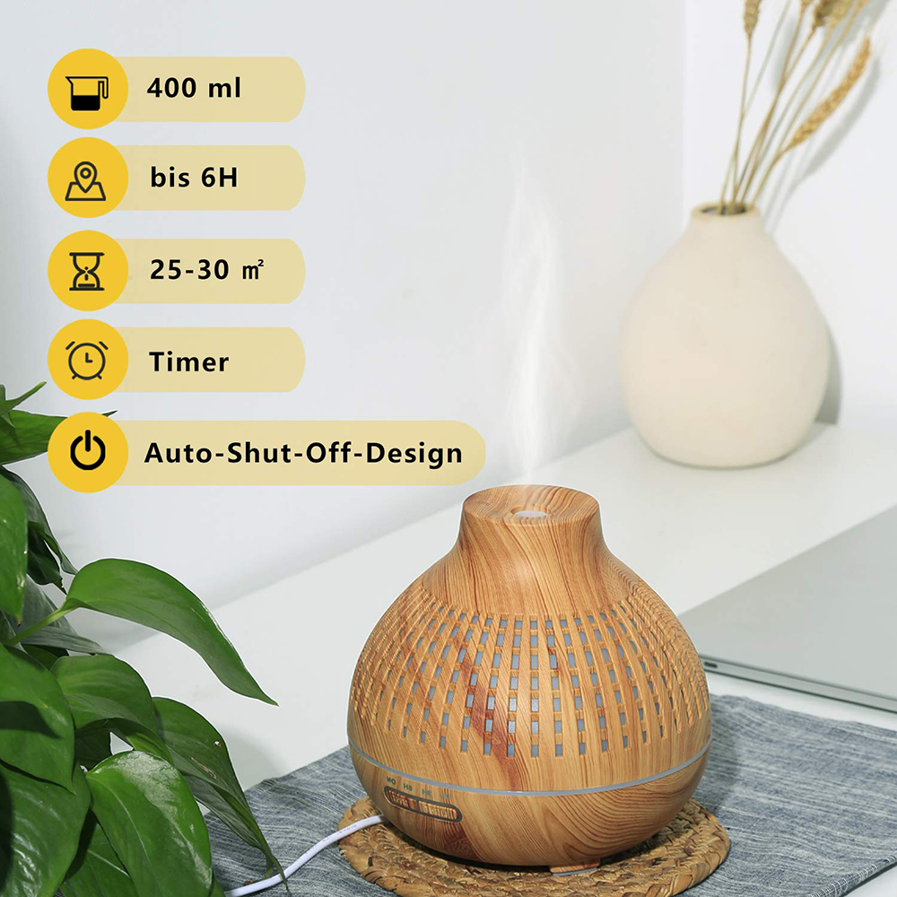 Ein Holz-Aromadiffusor mit weißem Nebel. Er hat ein Fassungsvermögen von 400 ml und ein automatisches Abschalt-Design. Anzeigen zeigen Timer und Bereichsabdeckung.