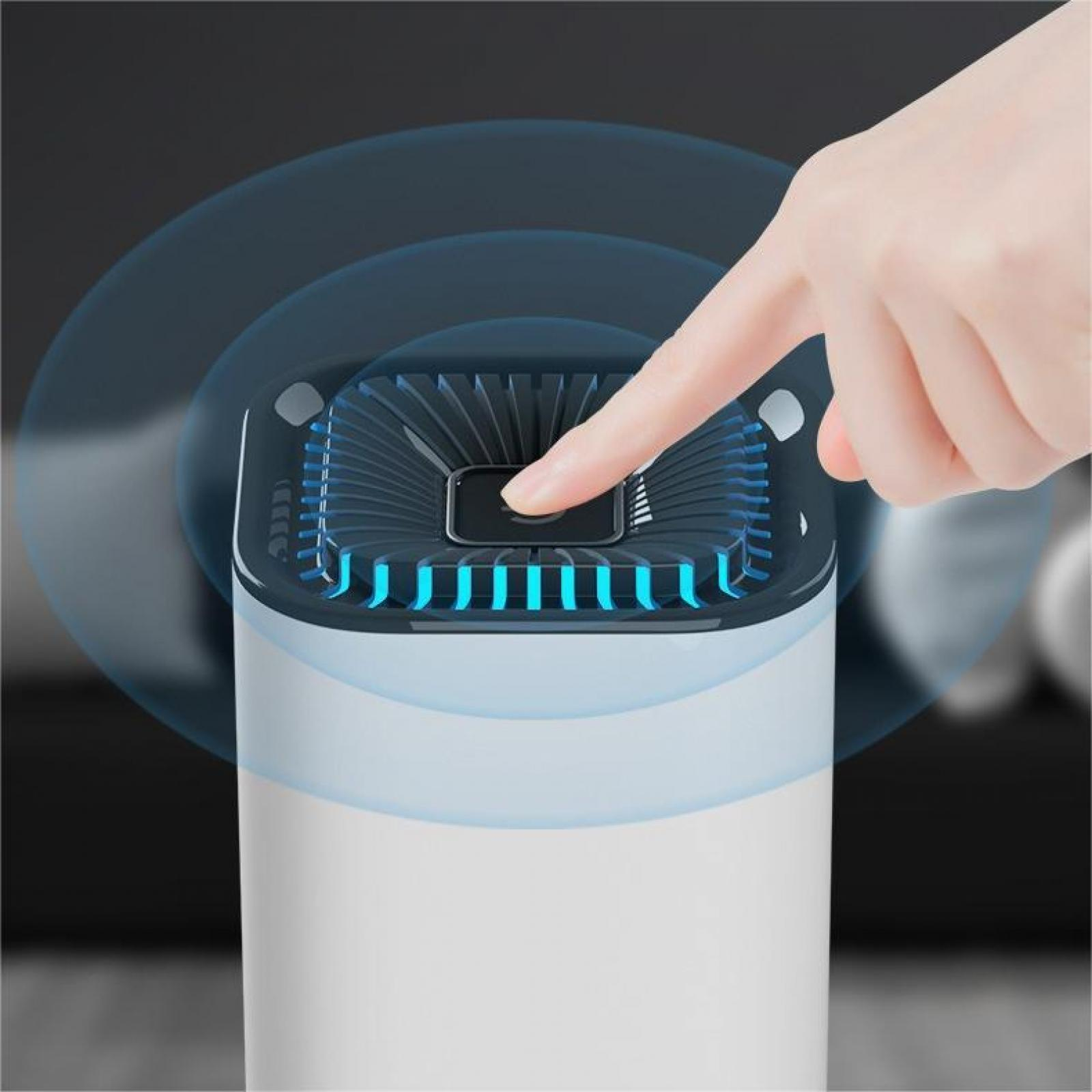 Ein Finger drückt einen Knopf auf einem weißen Luftreiniger. Blaues Licht geht aus. Der Hintergrund ist ein verschwommenes Dunkelgrau.