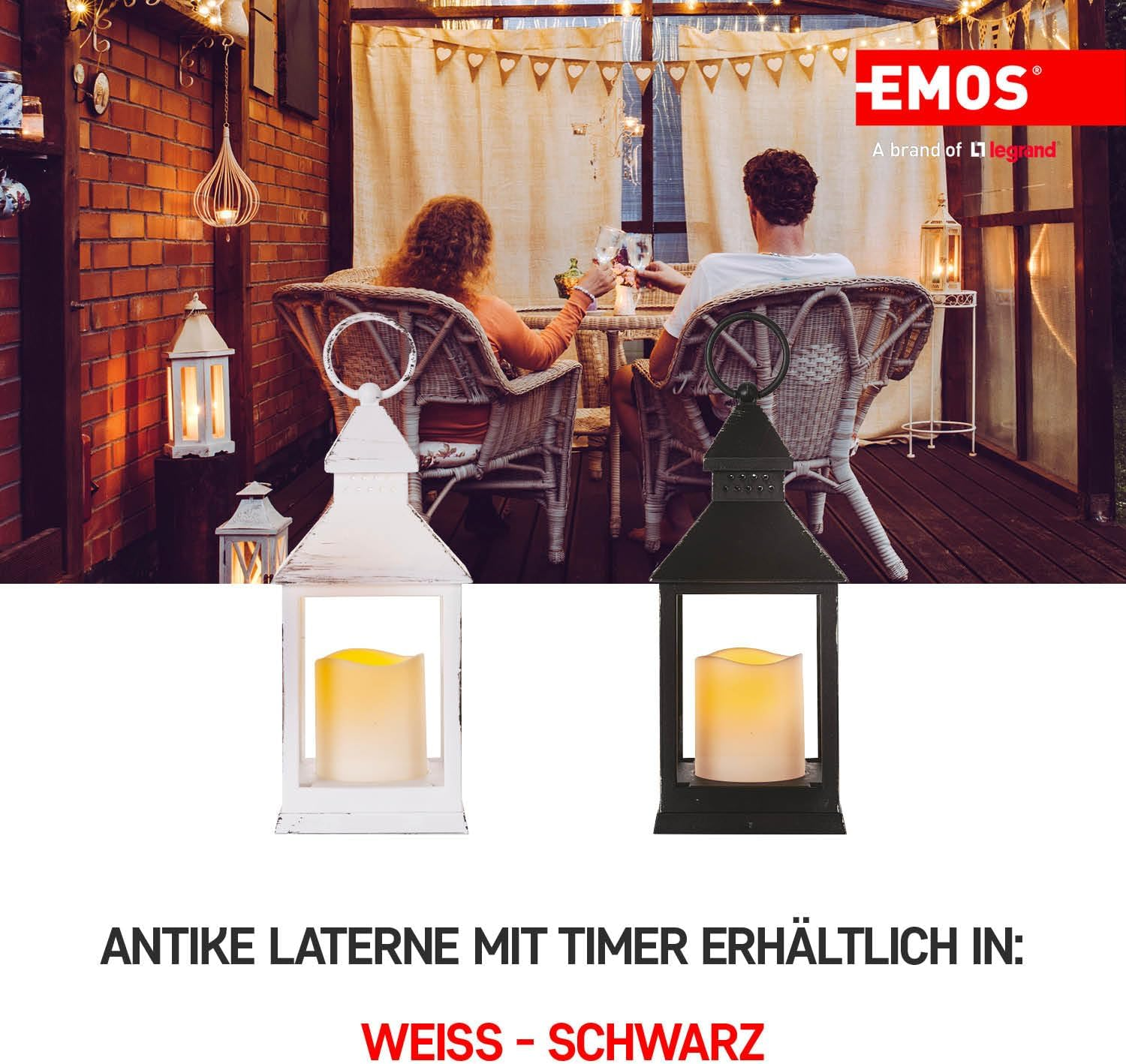 Ein Paar sitzt mit Wein am Tisch. Im Vordergrund stehen zwei Laternen, weiß und schwarz. Die Szene ist auf einer Terrasse.
