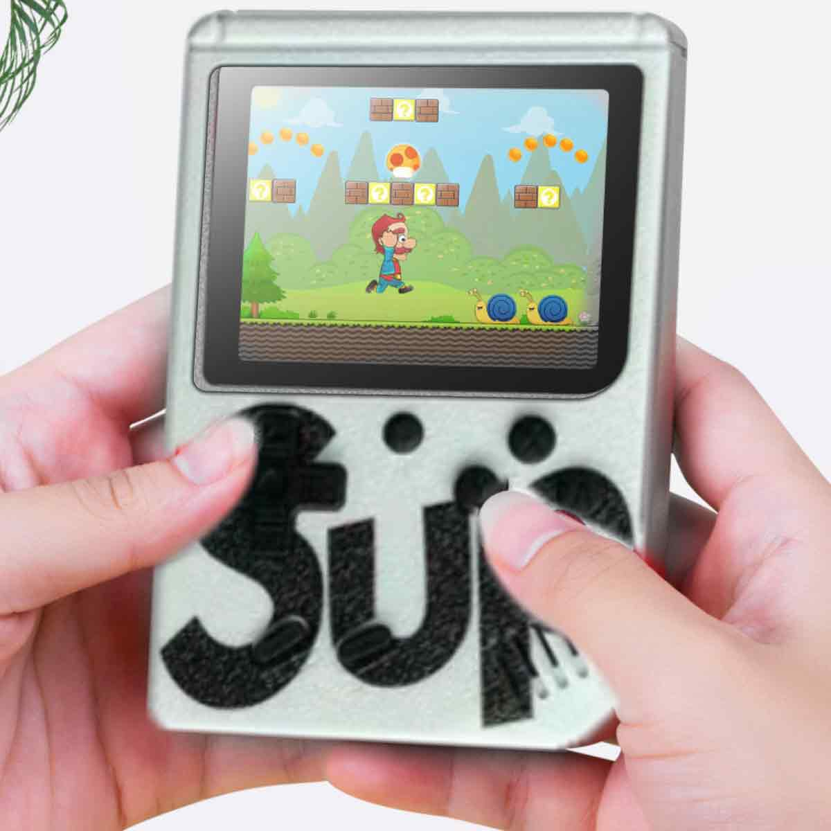Hände halten eine Retro-Handheld-Spielkonsole. Der Bildschirm zeigt ein Super Mario Bros. Level. Die Konsole hat schwarze Knöpfe und ein graues Gehäuse.