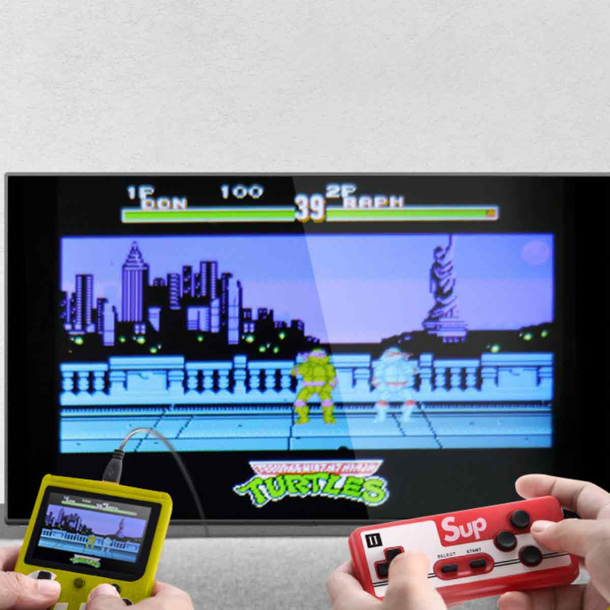 Eine Person spielt ein Retro-Videospiel. Ein kleiner Bildschirm zeigt ein Spiel mit zwei Charakteren. Ein roter Controller wird gehalten.