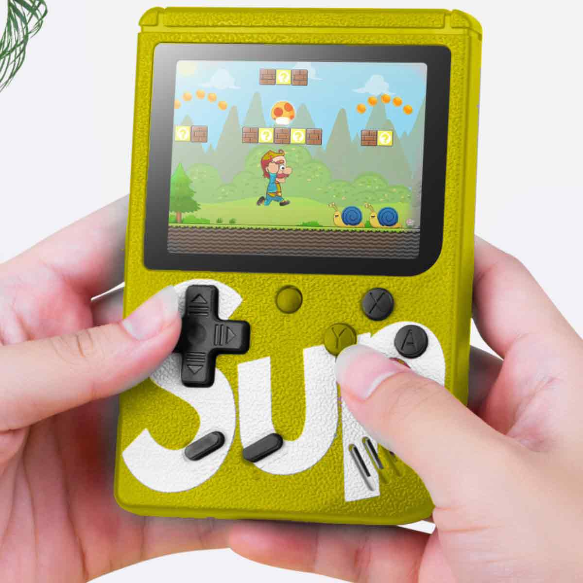 Eine Person spielt mit einer Handheld-Konsole. Der Bildschirm zeigt eine Spielszene mit einem Charakter. Die Konsole ist gelb.