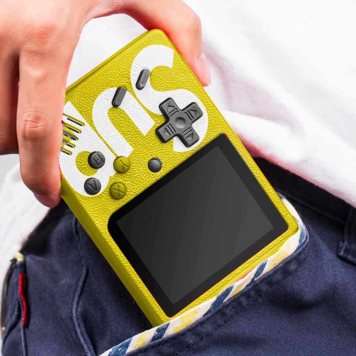 Eine Hand hält eine gelbe Handheld-Spielkonsole, das Gerät ist teilweise in einer Tasche. Der Bildschirm ist schwarz und die Knöpfe sind sichtbar.