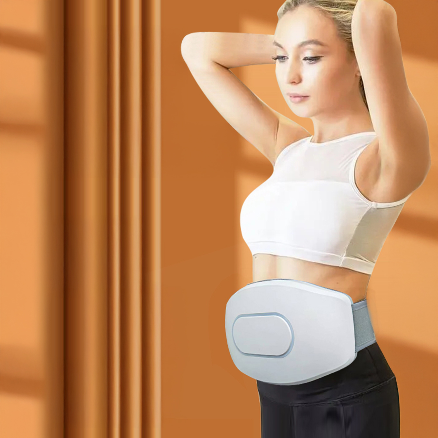 Mujer con las manos detrás de la cabeza, con top blanco y pantalón negro, con un dispositivo blanco alrededor de la cintura. Fondo naranja.