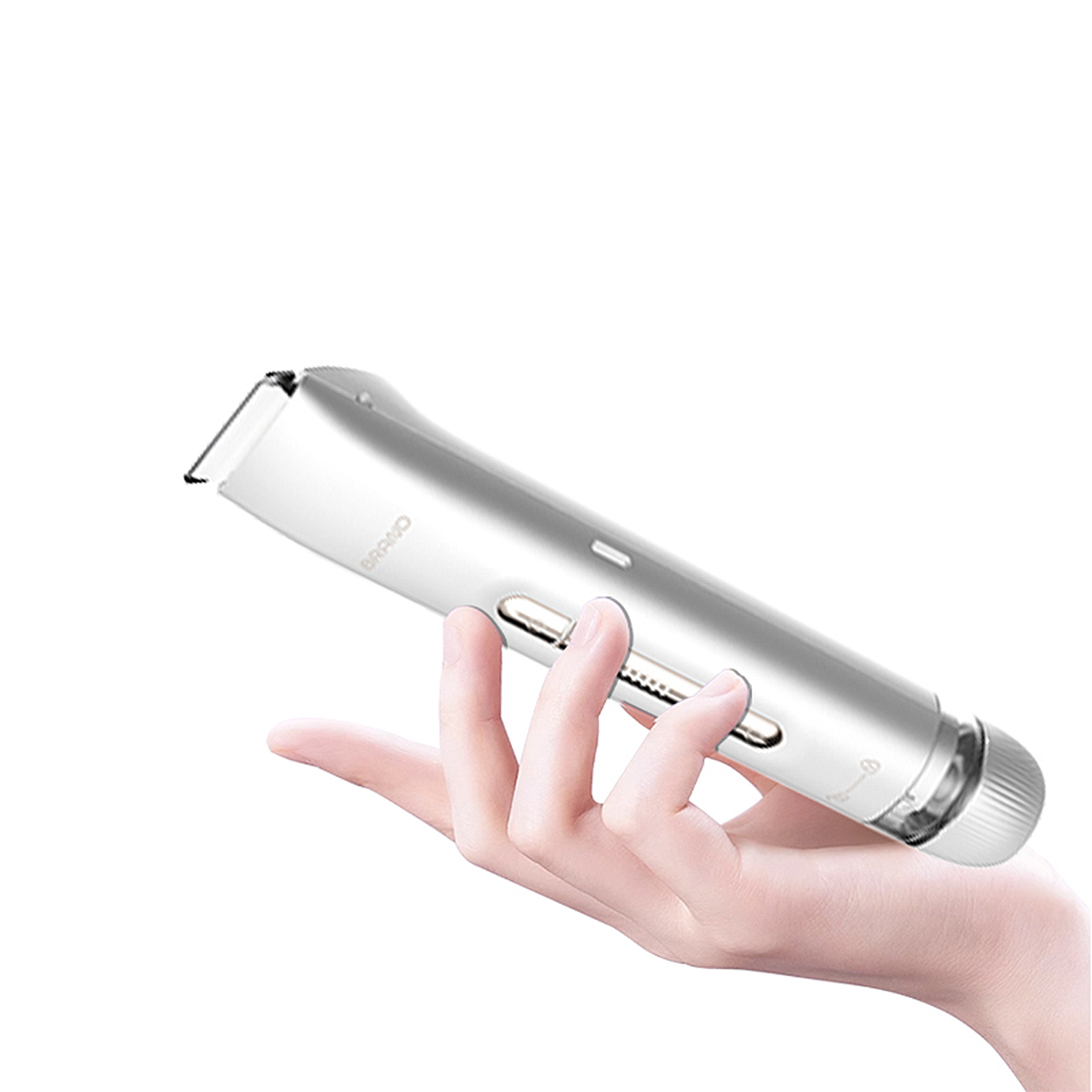 Ein silberner elektrischer Haarschneider wird in einer Hand gehalten. Der Clipper hat eine Klinge, Knöpfe und einen Markennamen. Der Hintergrund ist weiß.