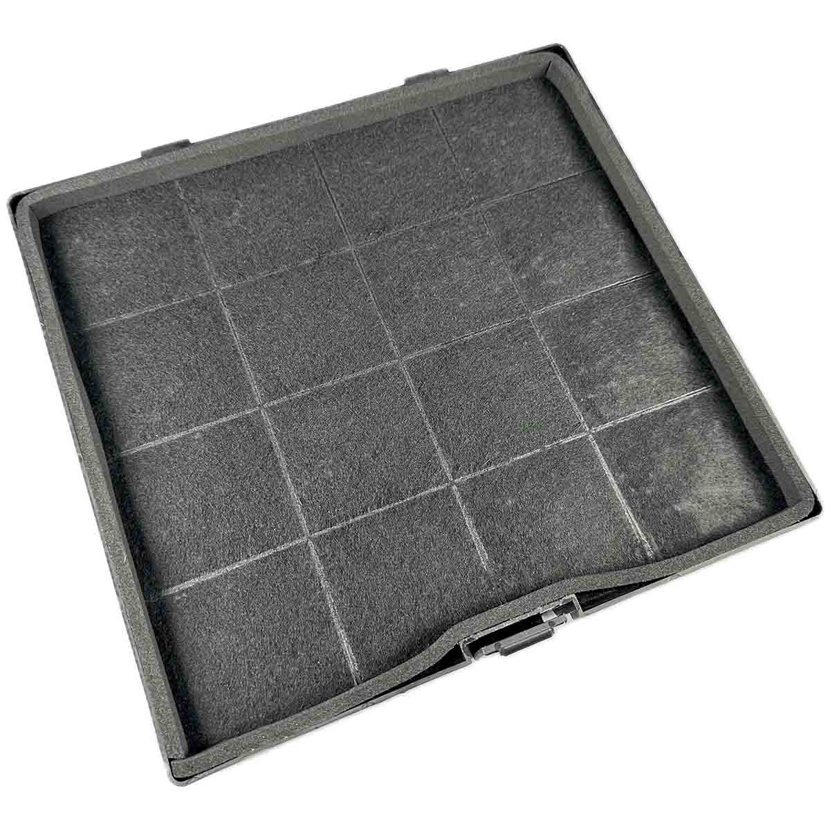Ein quadratischer, dunkelgrauer Luftfilter. Er hat ein gitterartiges Muster auf der Oberfläche. Der Rahmen ist ebenfalls dunkelgrau, mit einem kleinen Riegel.