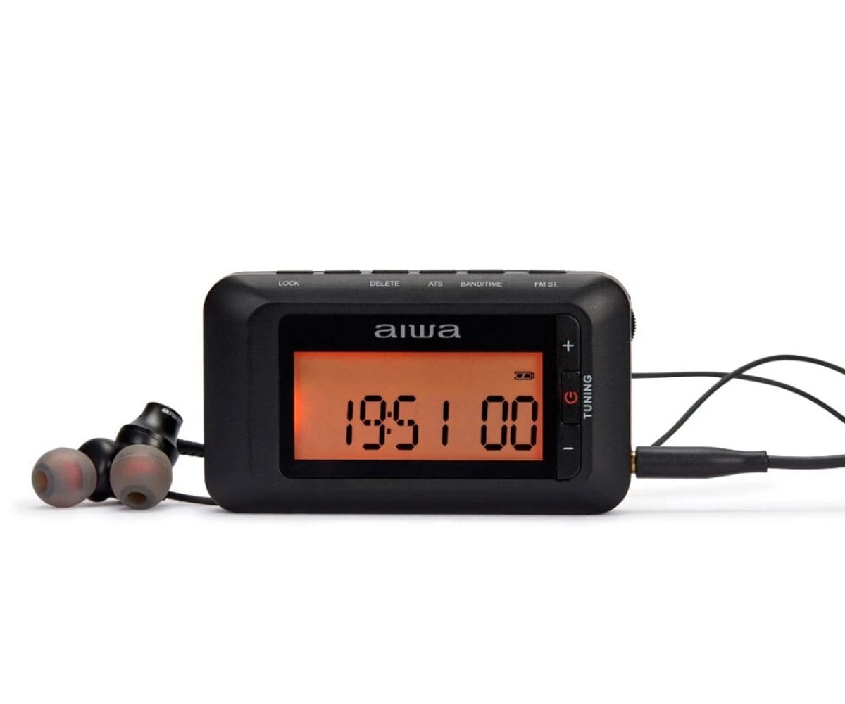 Una radio digitale Aiwa nera con display rosso '1951 00'. Auricolari a sinistra, cavo a destra.
