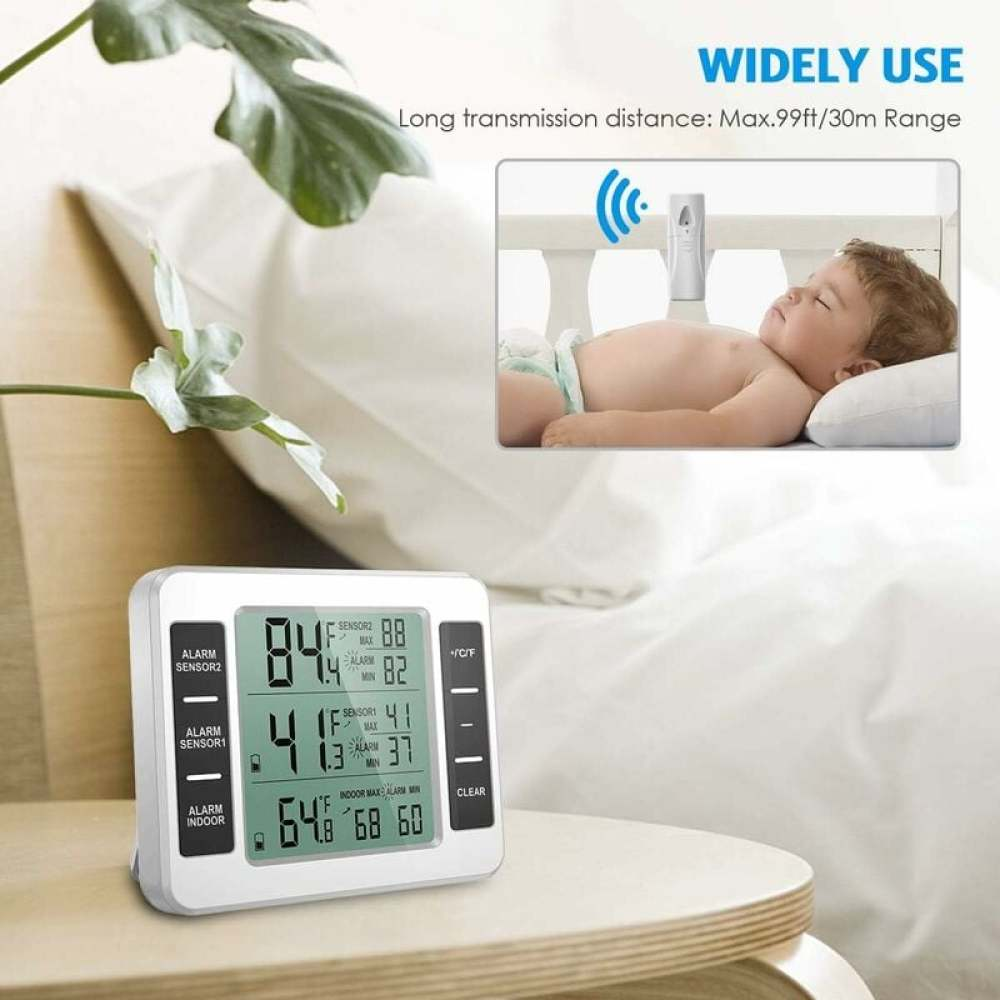 Ein Baby schläft in der Nähe eines Geräts, das Temperaturwerte anzeigt. Über dem Baby befindet sich ein drahtloser Sensor. Der Text lautet 'WIDELY USE'.