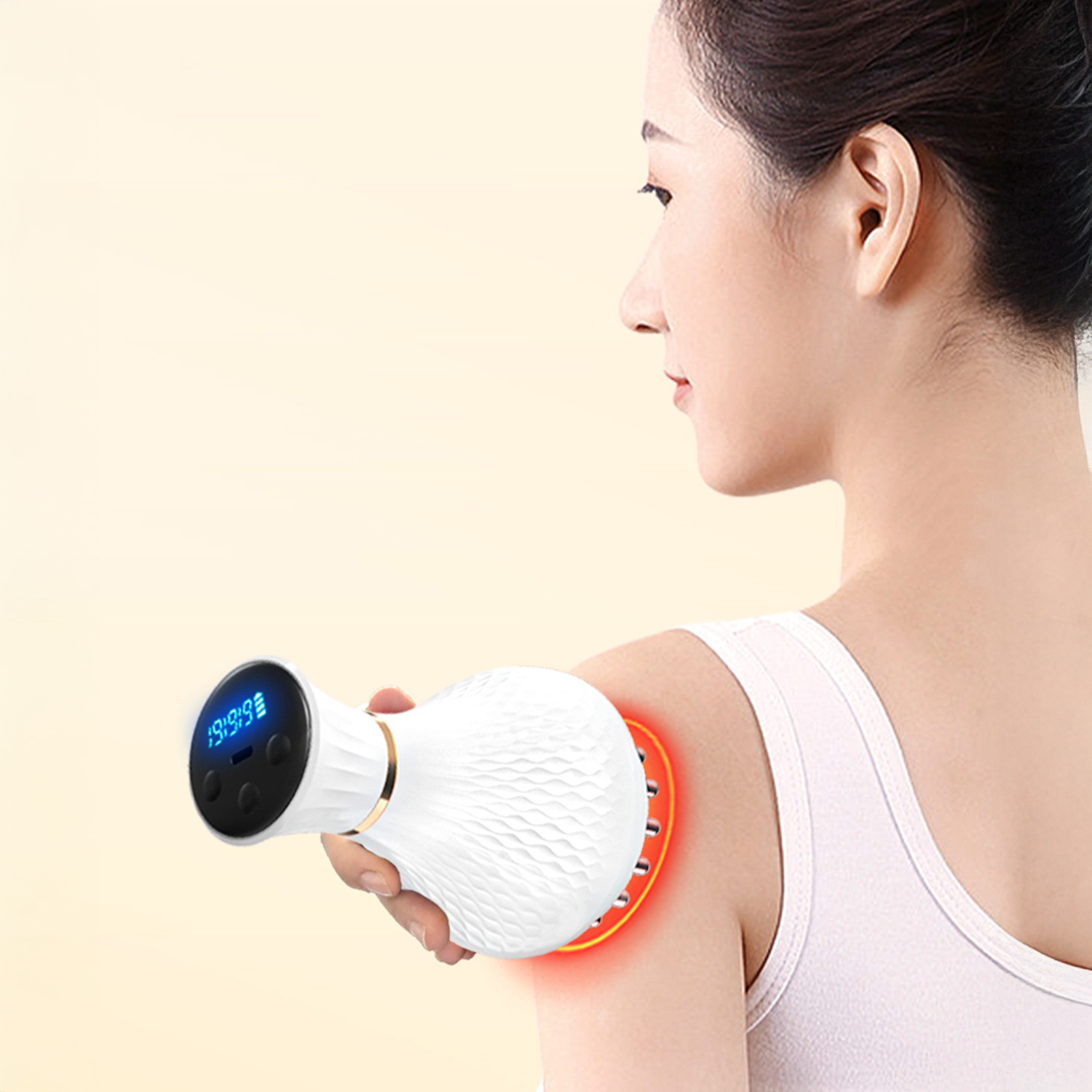 Mujer usando un dispositivo de masaje blanco en su hombro. El dispositivo tiene una pantalla digital. Luz roja rodea la cabeza del dispositivo.