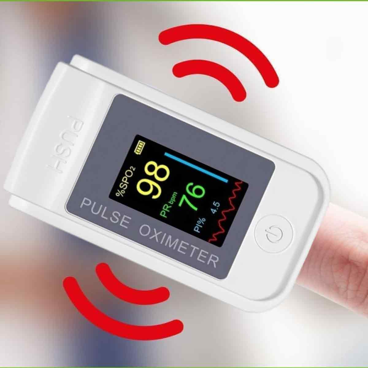 Ein Pulsoximeter am Finger zeigt %SpO2 98 und PR 76 an. Rote gebogene Linien umgeben das Gerät. Der Hintergrund ist unscharf.