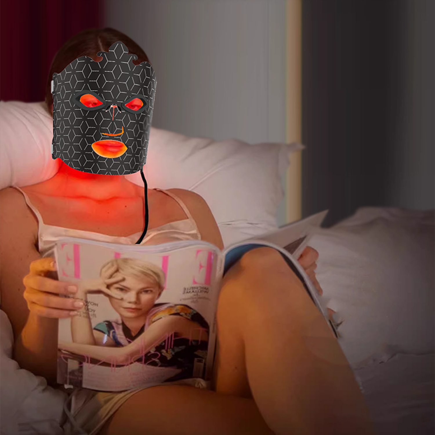 Eine Frau mit Gesichtsmaske mit rotem Licht liest im Bett eine Zeitschrift. Das Zeitschriften-Cover zeigt eine Frau.