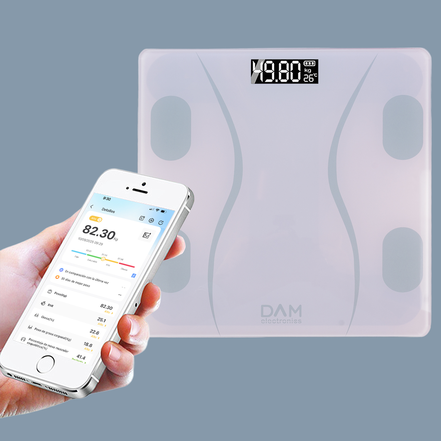 Eine Person hält ein Smartphone mit Gesundheitsdaten neben einer Digitalwaage mit Gewicht und Temperatur.