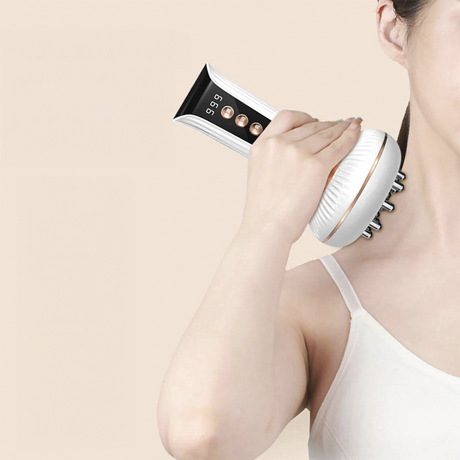 Una mujer usa un masajeador facial blanco y dorado en su cuello. El dispositivo tiene una pantalla digital.