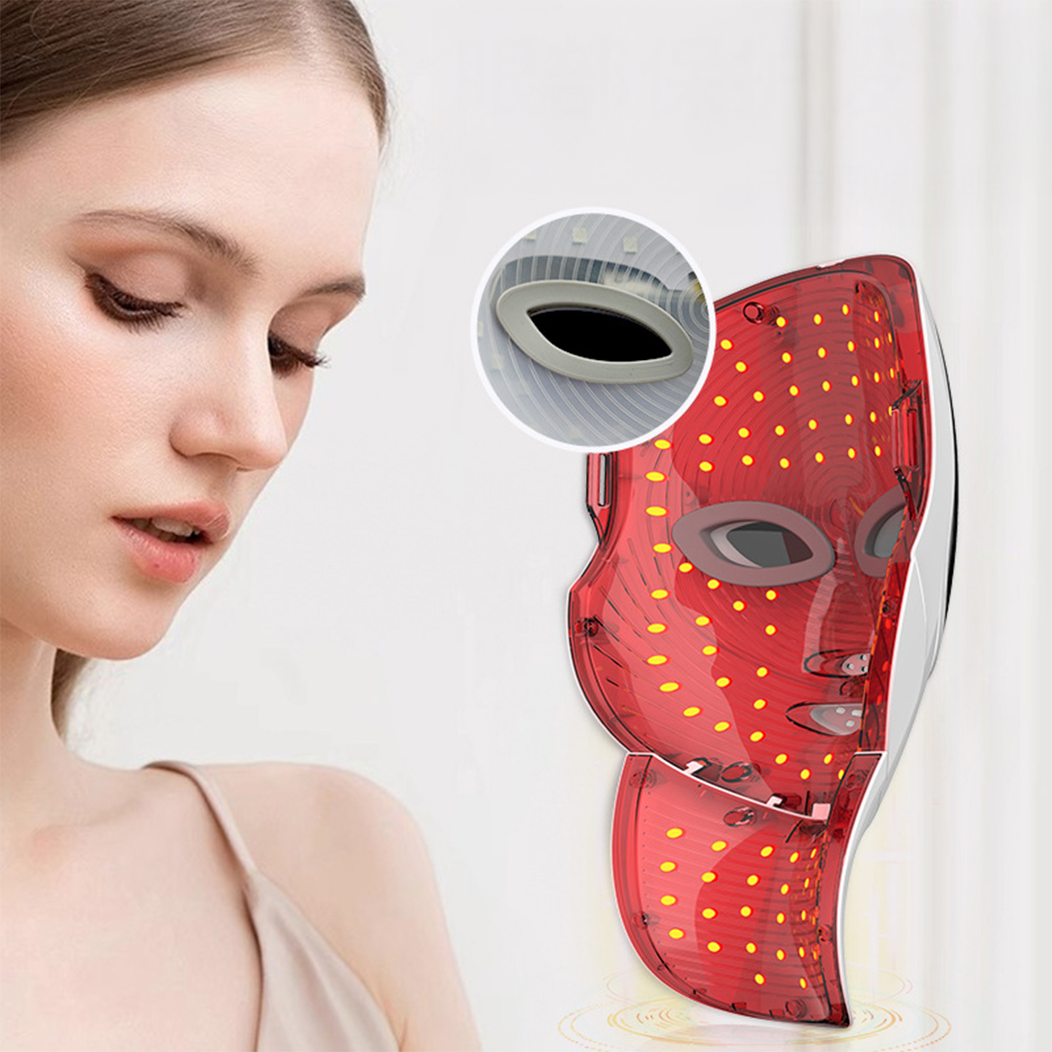 Eine Frau betrachtet eine rote LED-Gesichtsmaske. Die Maske leuchtet mit gelben Lichtern. Eine Nahaufnahme zeigt den Augenbereich und ein kreisförmiges Detail.