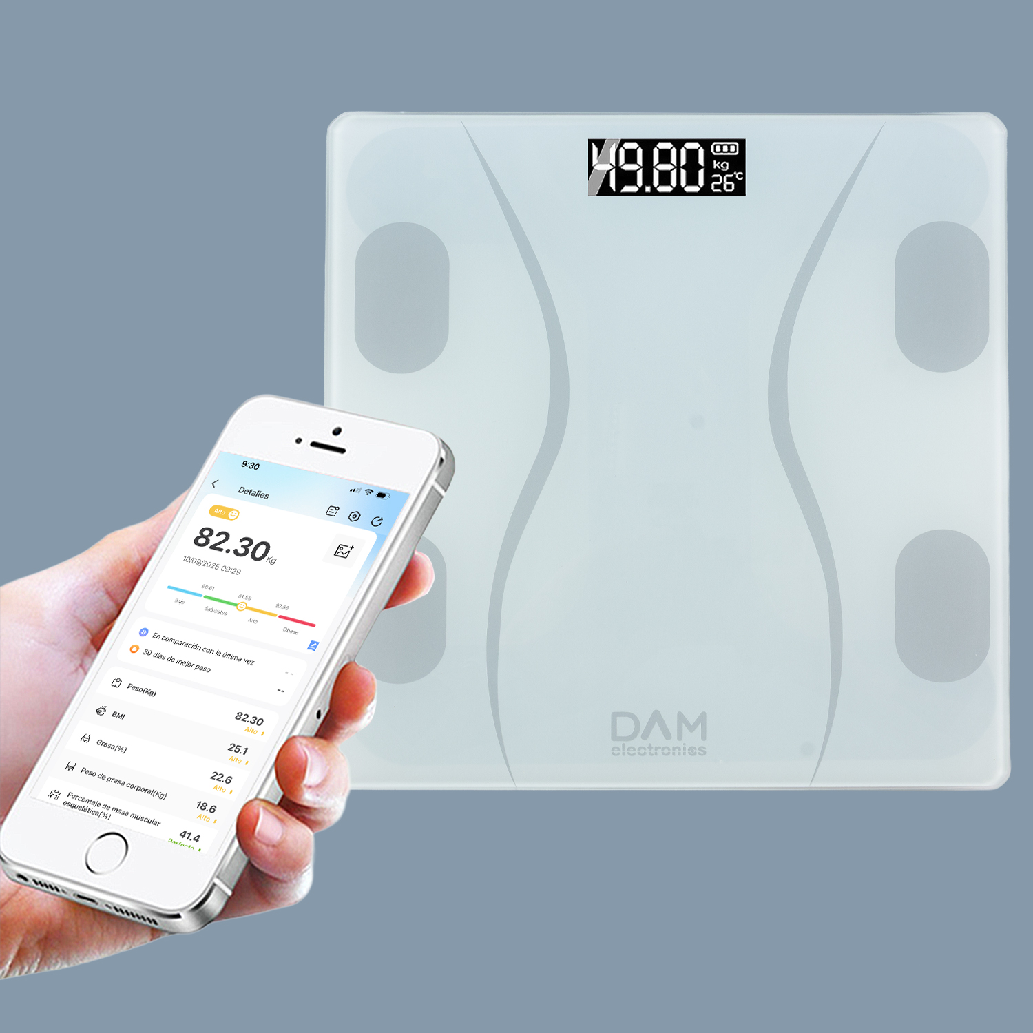 Una persona sostiene un teléfono con datos de peso corporal junto a una báscula digital que muestra 49.80 kg.