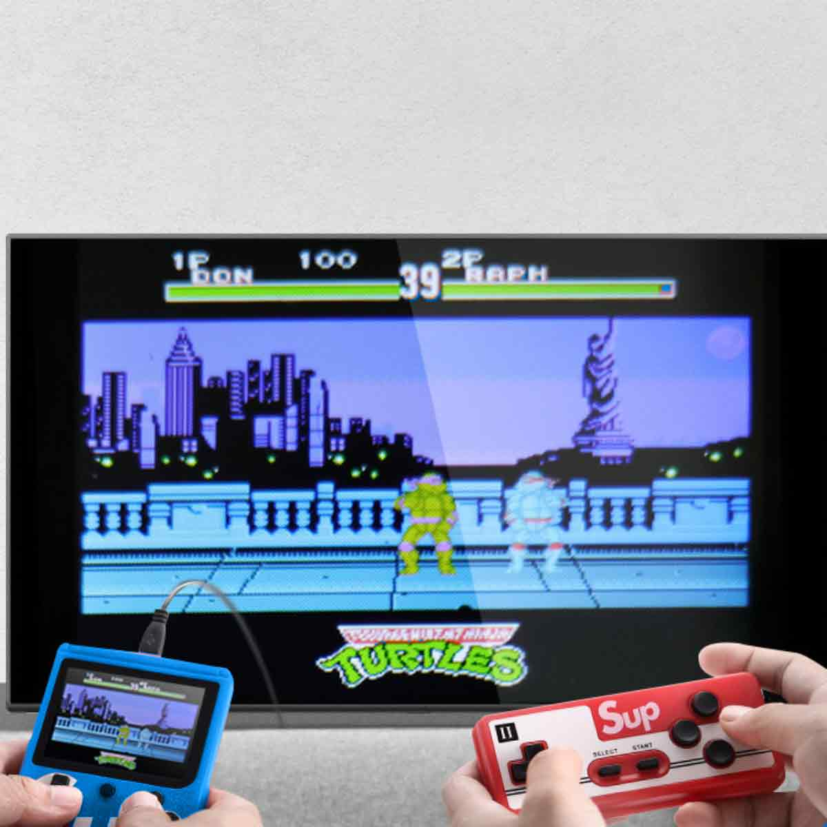 Eine Person spielt ein Spiel, das Spiel ist Teenage Mutant Ninja Turtles. Eine kleine Handheld-Konsole und ein Controller sind in den Händen.