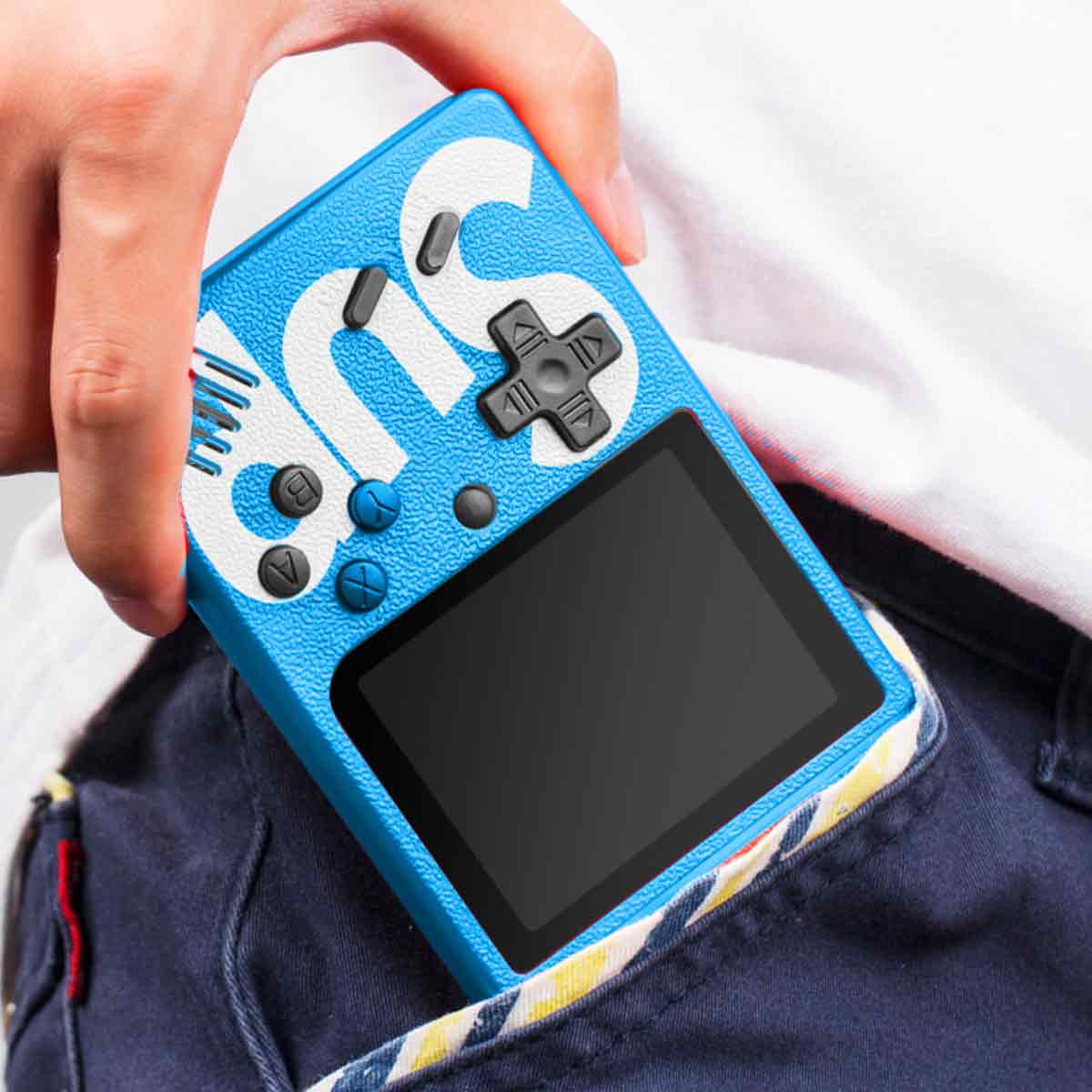 Eine Hand hält eine blaue Handheld-Spielekonsole. Die Konsole hat weiße Buchstaben, Knöpfe und einen schwarzen Bildschirm. Sie ist in einer Tasche.