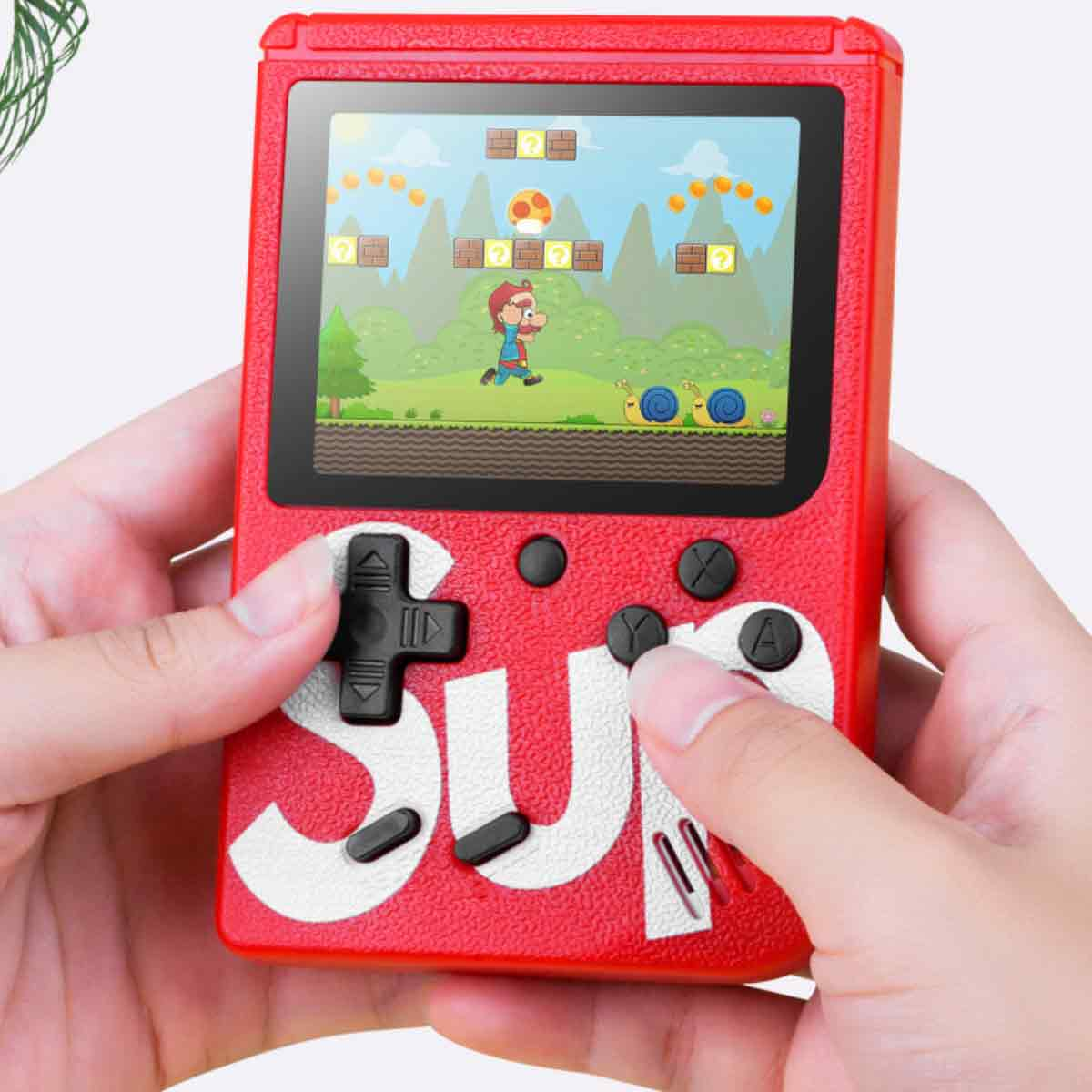 Eine Person hält eine rote Handheld-Spielkonsole, die ein Super Mario Bros-Spiel anzeigt. Die Konsole hat Knöpfe und einen Bildschirm.