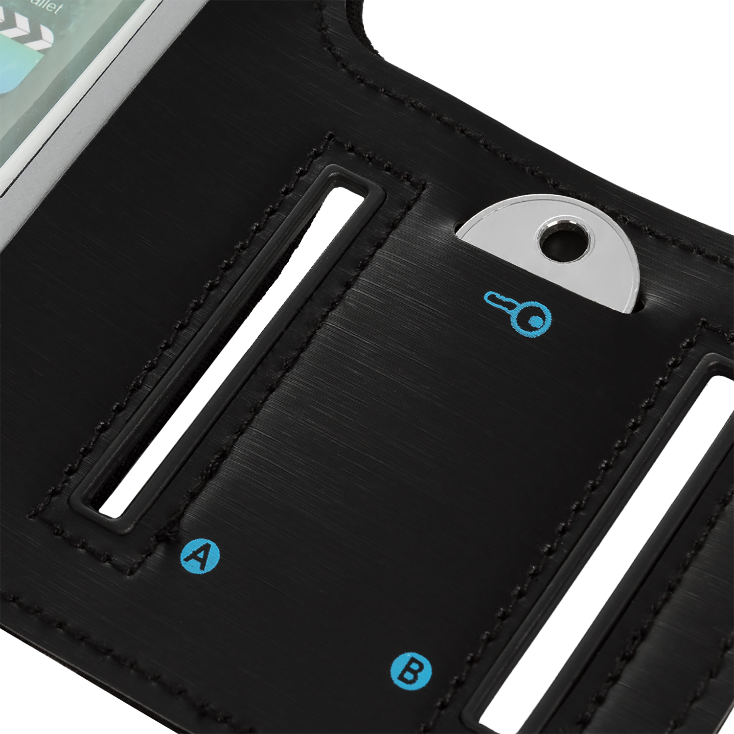 Fascetta nera con chiave e telefono visibili. Presenta fessure e bordi cuciti. Etichette A e B blu visibili.