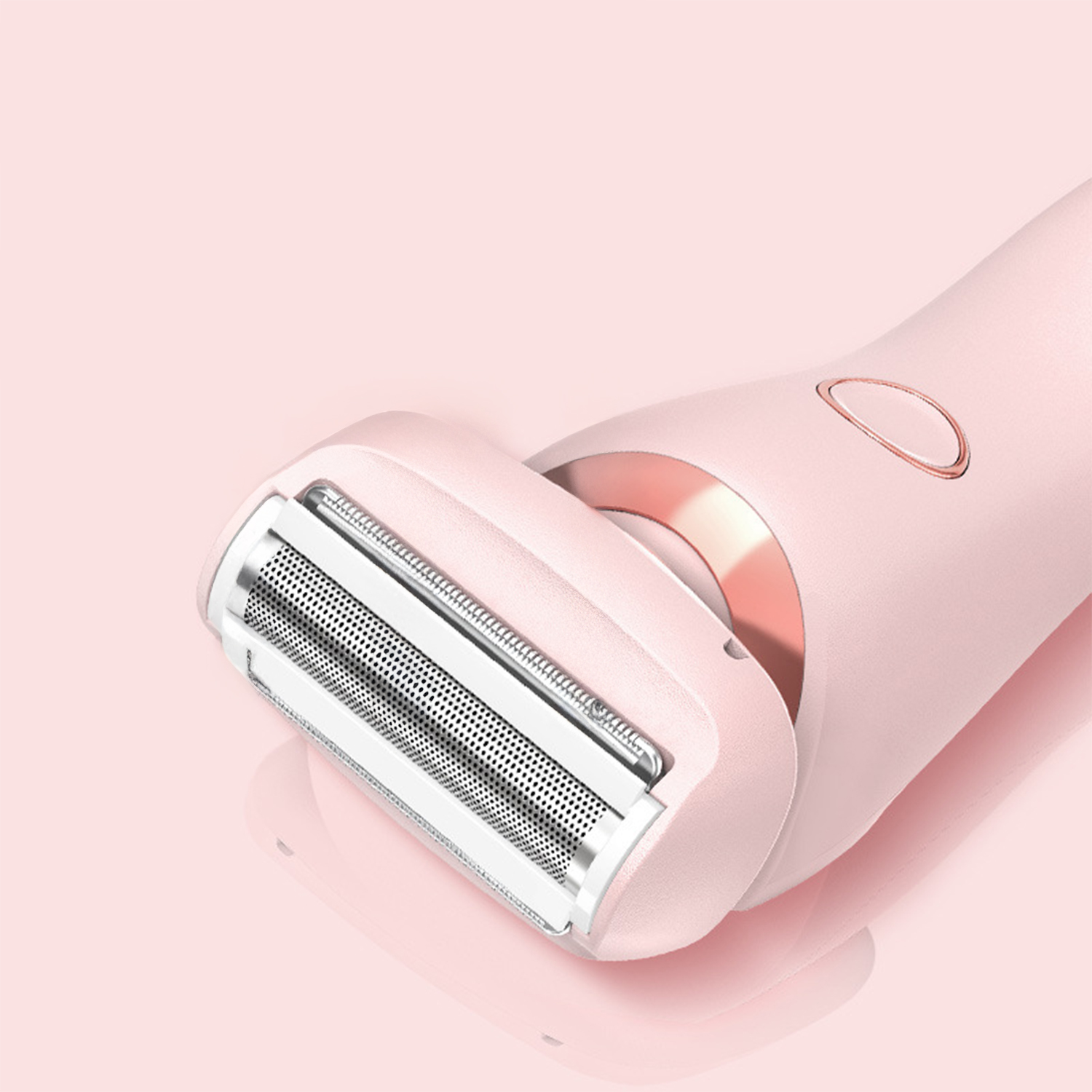 Nahaufnahme eines rosafarbenen Elektrorasierers. Der Rasierer ist roségold, mit einem metallischen Kopf. Der Hintergrund ist ein sanfter rosa Farbverlauf.
