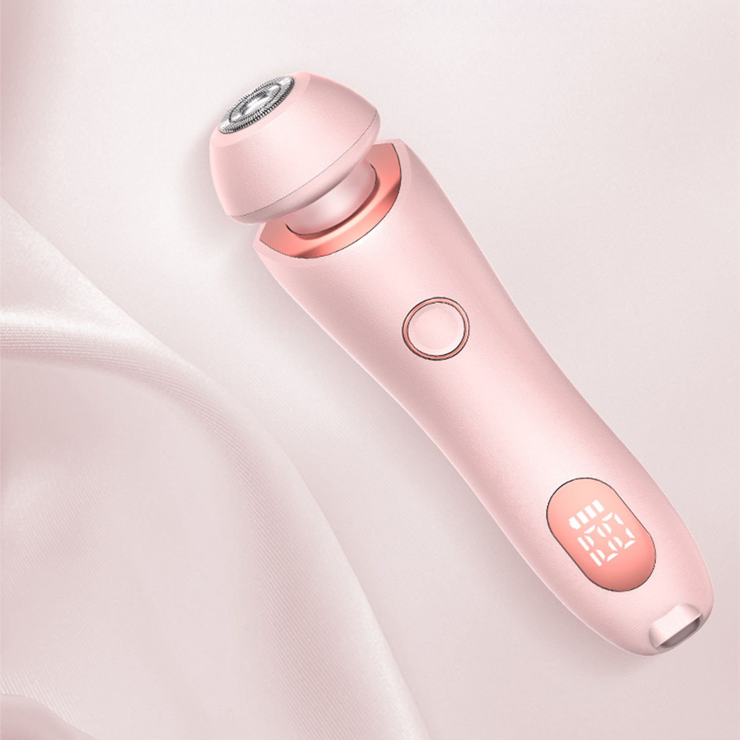 Ein rosa Elektrorasierer auf rosa Stoff. Der Rasierer hat einen runden Kopf, einen Knopf und ein digitales Display.
