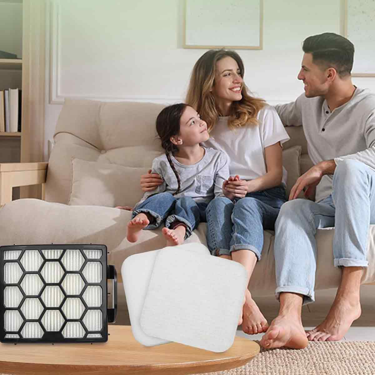 Eine dreiköpfige Familie, Eltern und ein Kind, sitzen auf einem Sofa. Ein Filter und zwei weiße Pads liegen davor auf einem Tisch.