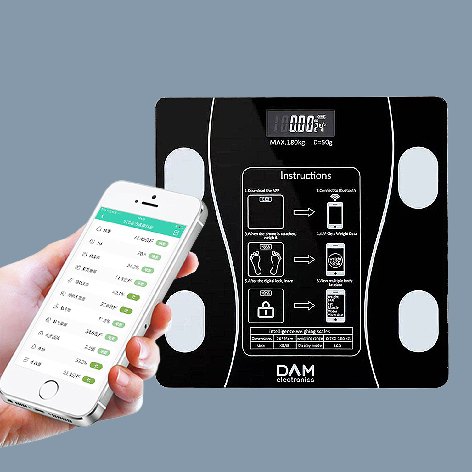 Una persona che tiene in mano uno smartphone che mostra dati sanitari accanto a una bilancia digitale nera con istruzioni.