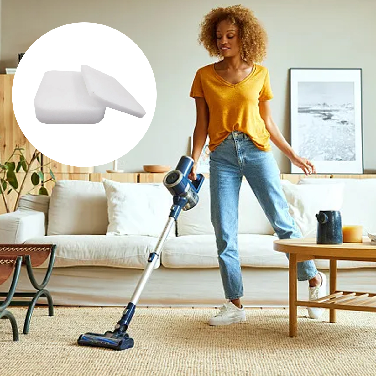 Eine Frau saugt einen Teppich. Ein runder Einsatz zeigt weiße Filter. Sie trägt ein gelbes Hemd und Jeans. Eine Couch und ein Couchtisch sind sichtbar.