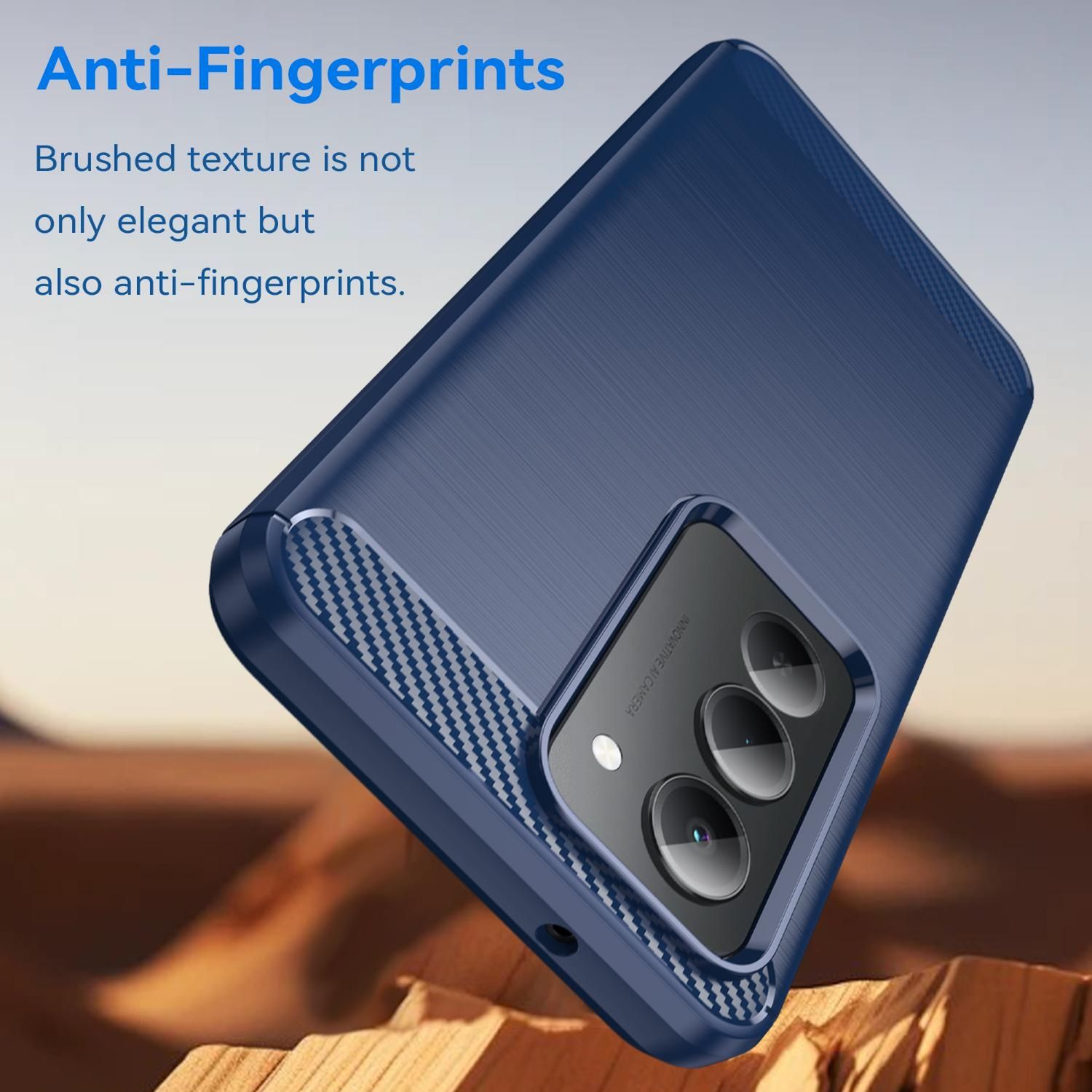 Una funda de teléfono azul con textura cepillada. Tiene una lente de cámara triple y son visibles las palabras 'Anti-Fingerprints'.