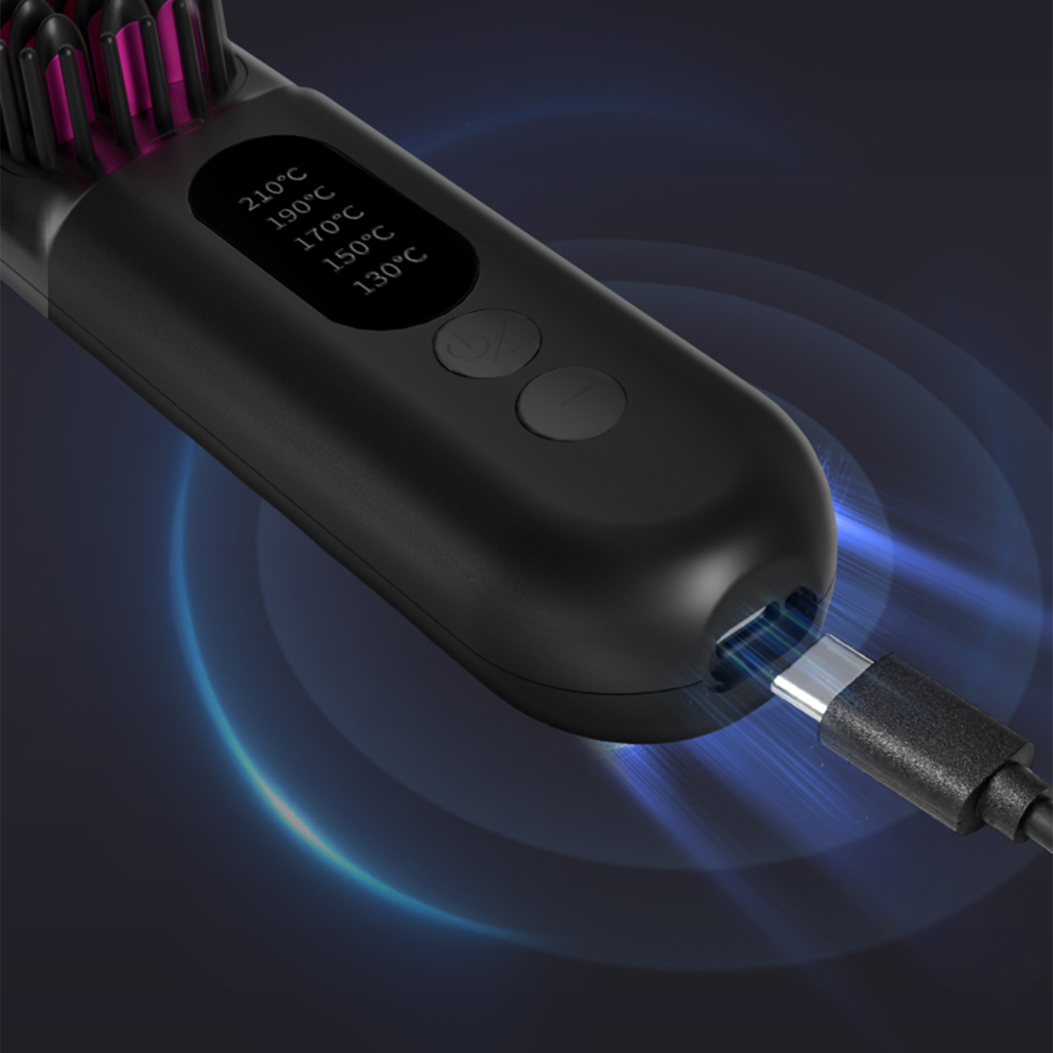 Piastra per capelli nera con display digitale che mostra le impostazioni della temperatura. Porta di ricarica USB all'estremità. Setole rosa e nere sono visibili.